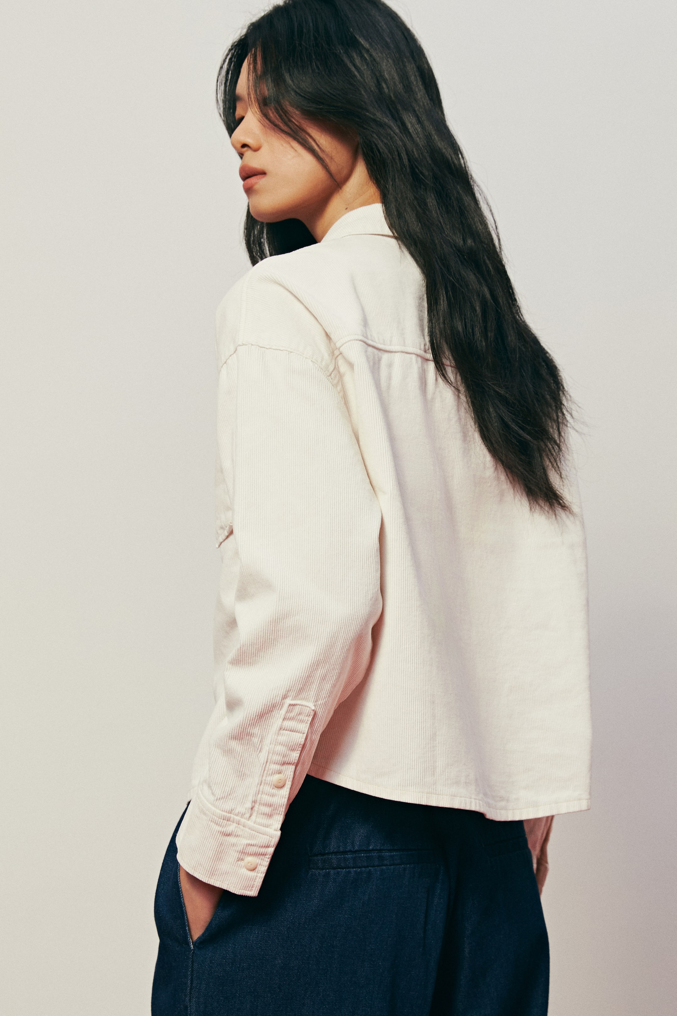 拡大画像を表示: スカーフカラー コーデュロイシャツ - クリーム - レディース | H&M JP 2