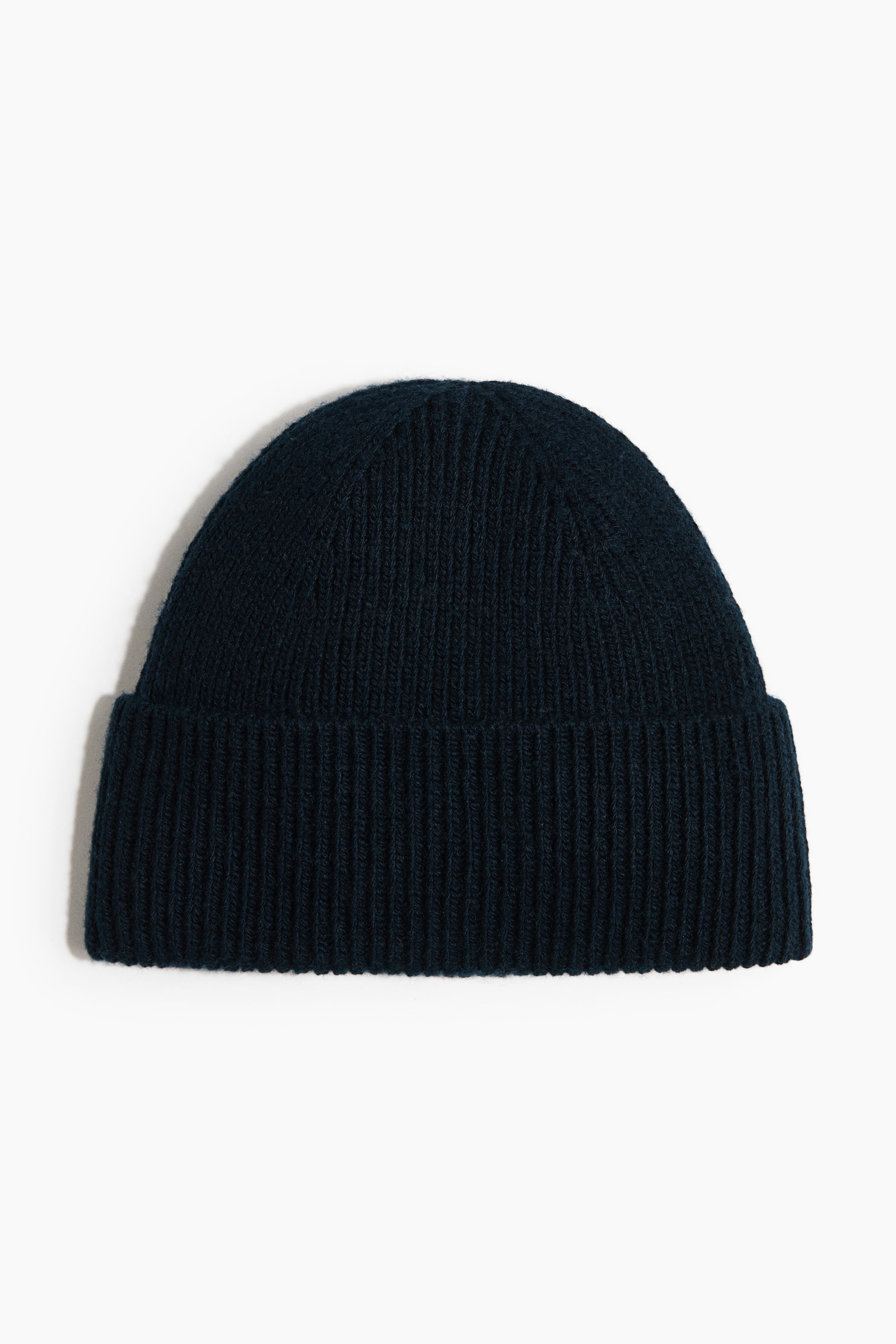 Voir une image plus grande: Un bonnet bleu foncé est présenté de face, arborant un motif en maille côtelée et un revers plié.