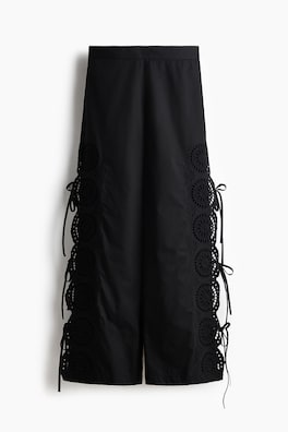 Byxa med broderie anglaise och knytdetaljer