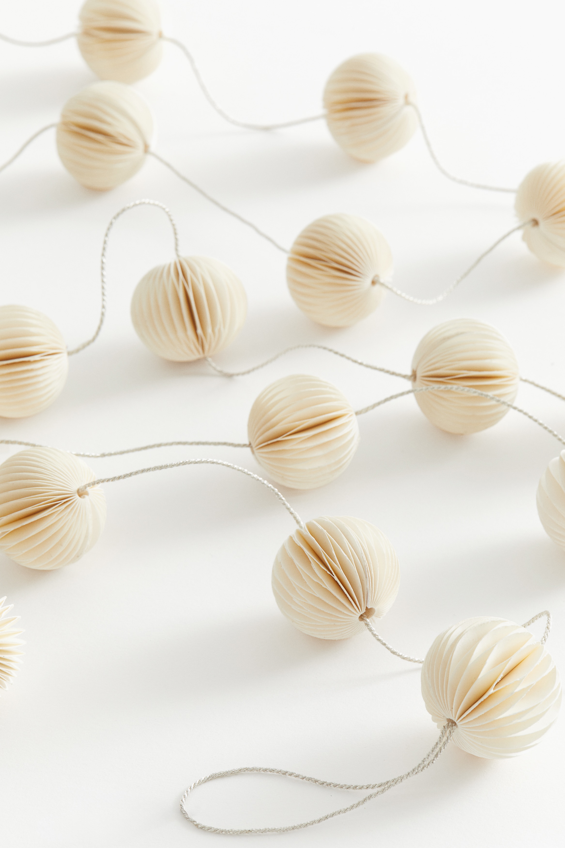 Glittery Honeycomb Garland - Cream - Home All | H&M US