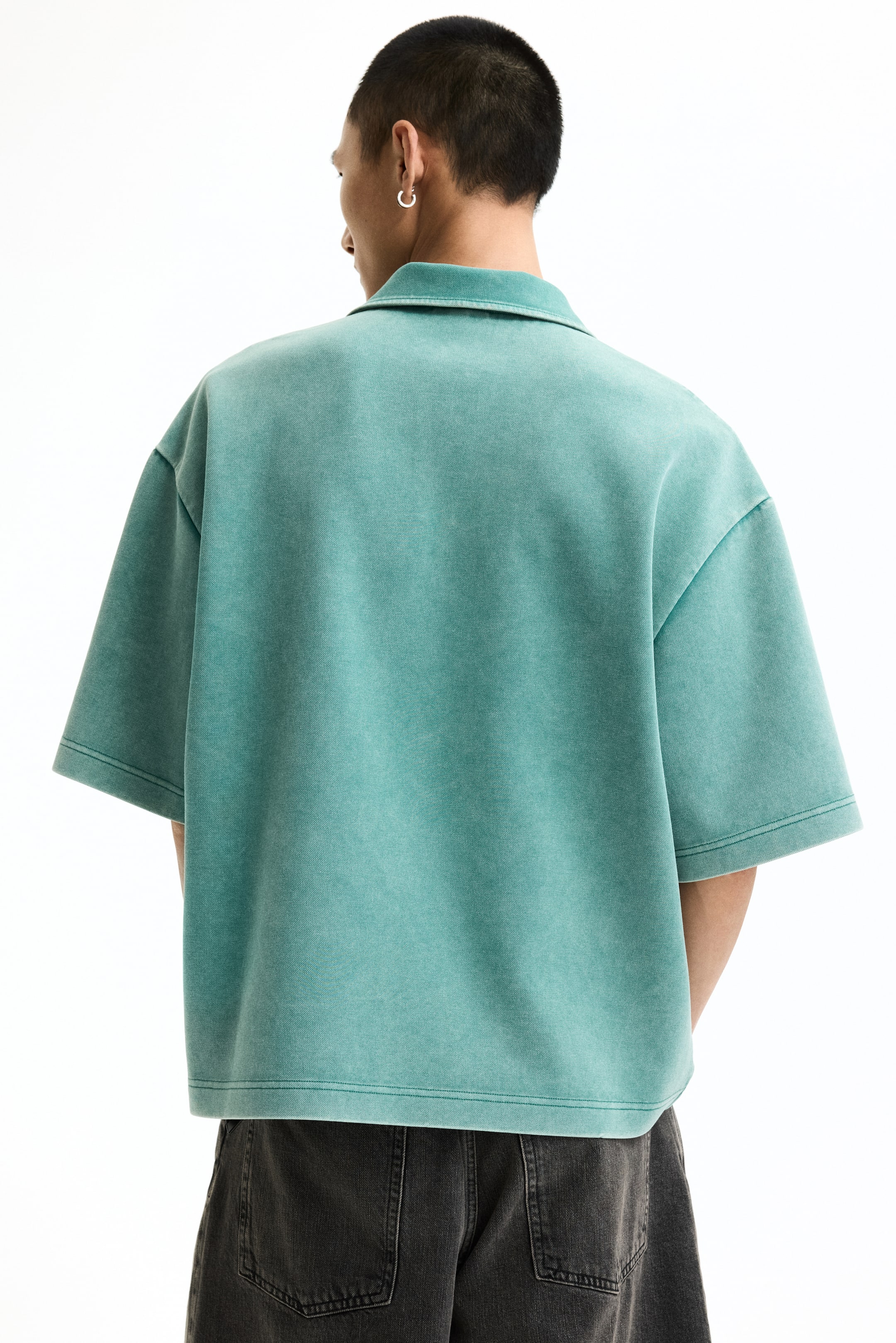 Мужские рубашки H&M Oversized Washed-Look Polo Shirt — фото 6