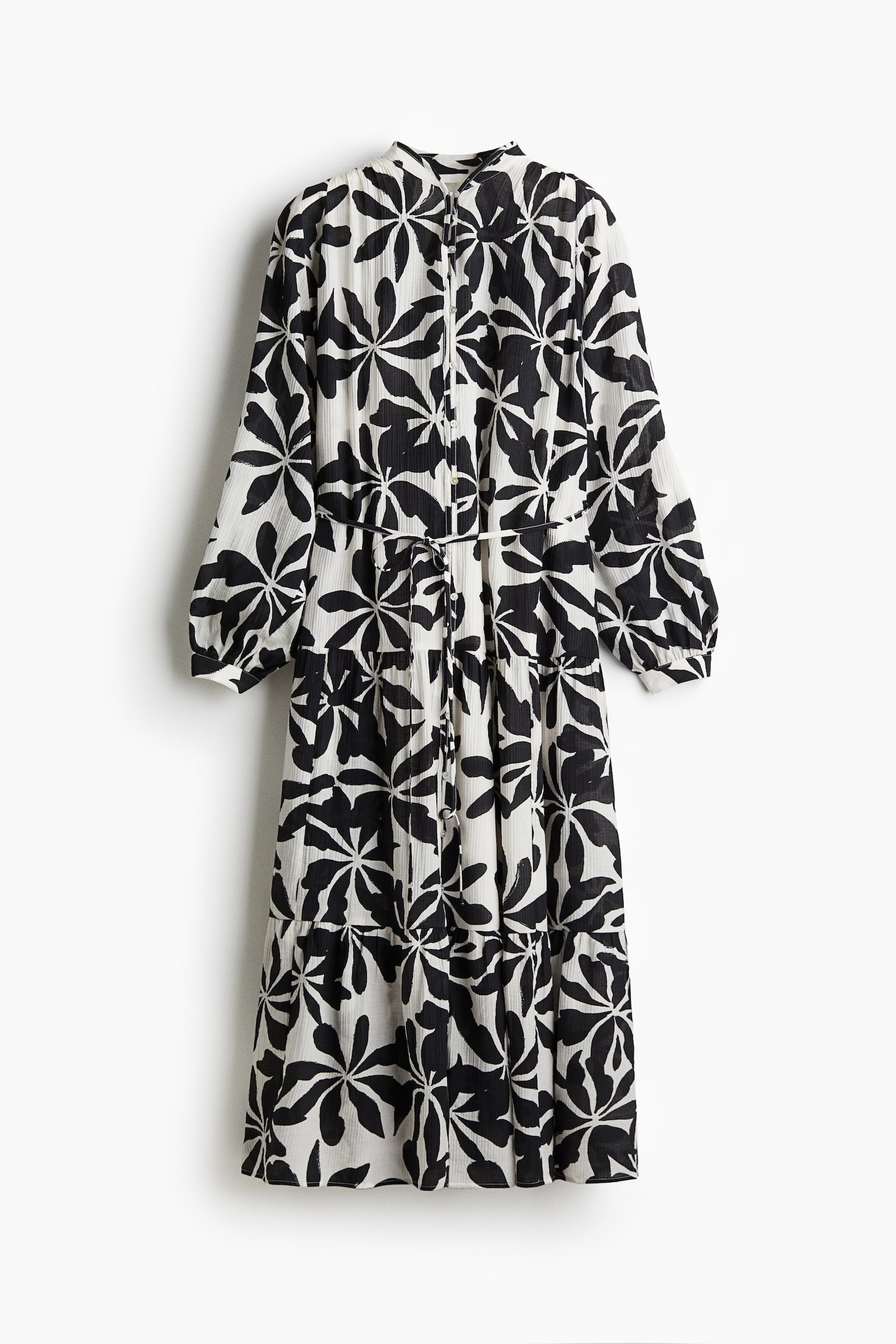 Женское платье H&M Oversized Crinkled, цвет: Белый / Чёрный с принтом — фото 1