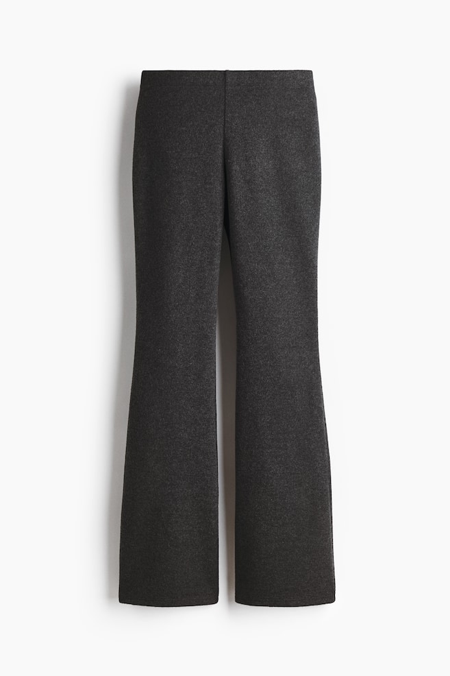 Die Hose präsentiert den FRONT mit einer dunkelgrauen, melierten Textur. Sie sind mit einer hohen Taille und einem ausgestellten Beinabschluss gestaltet, der sich ab dem Knie weitet. - 1