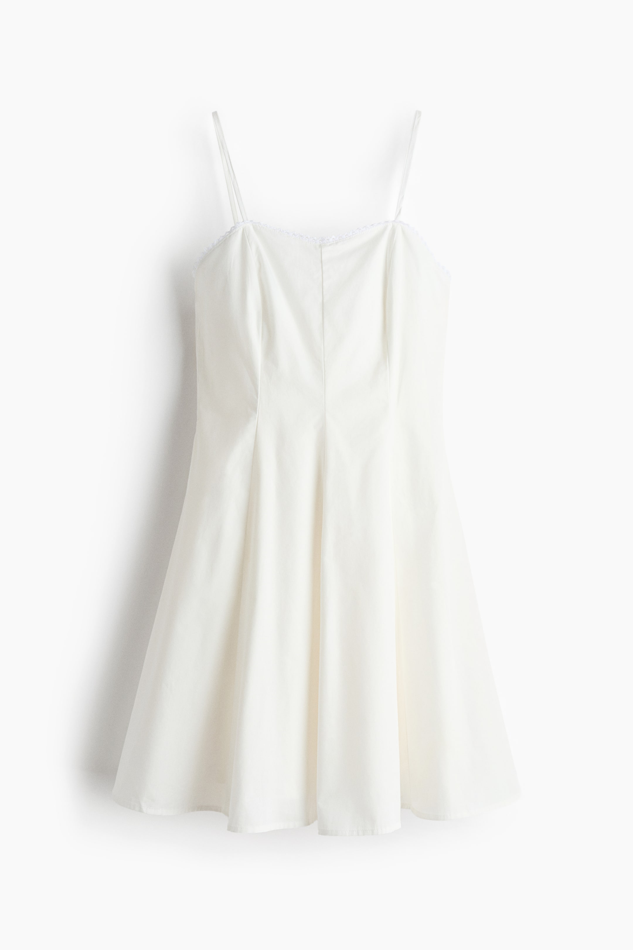 Voir une image plus grande: Une robe cami blanche est présentée de face, dotée de fines bretelles spaghetti et d'un décolleté droit orné d'une délicate bordure en dentelle blanche. Le corsage est ajusté avec des coutures verticales, se transformant en une jupe évasée en ligne A.