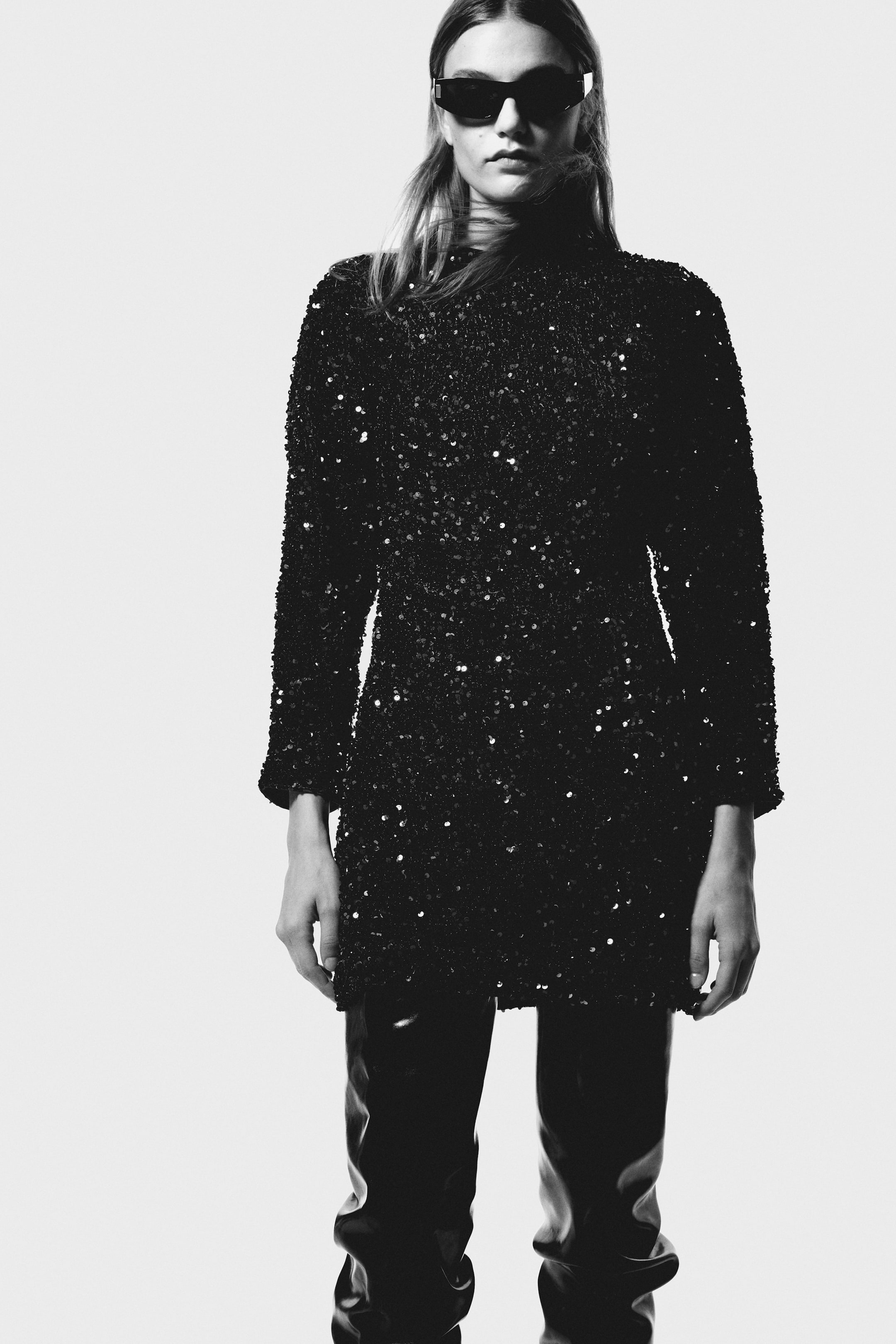 Visa större bild: Paljettklädd miniklänning - Svart - DAM | H&M SE 2