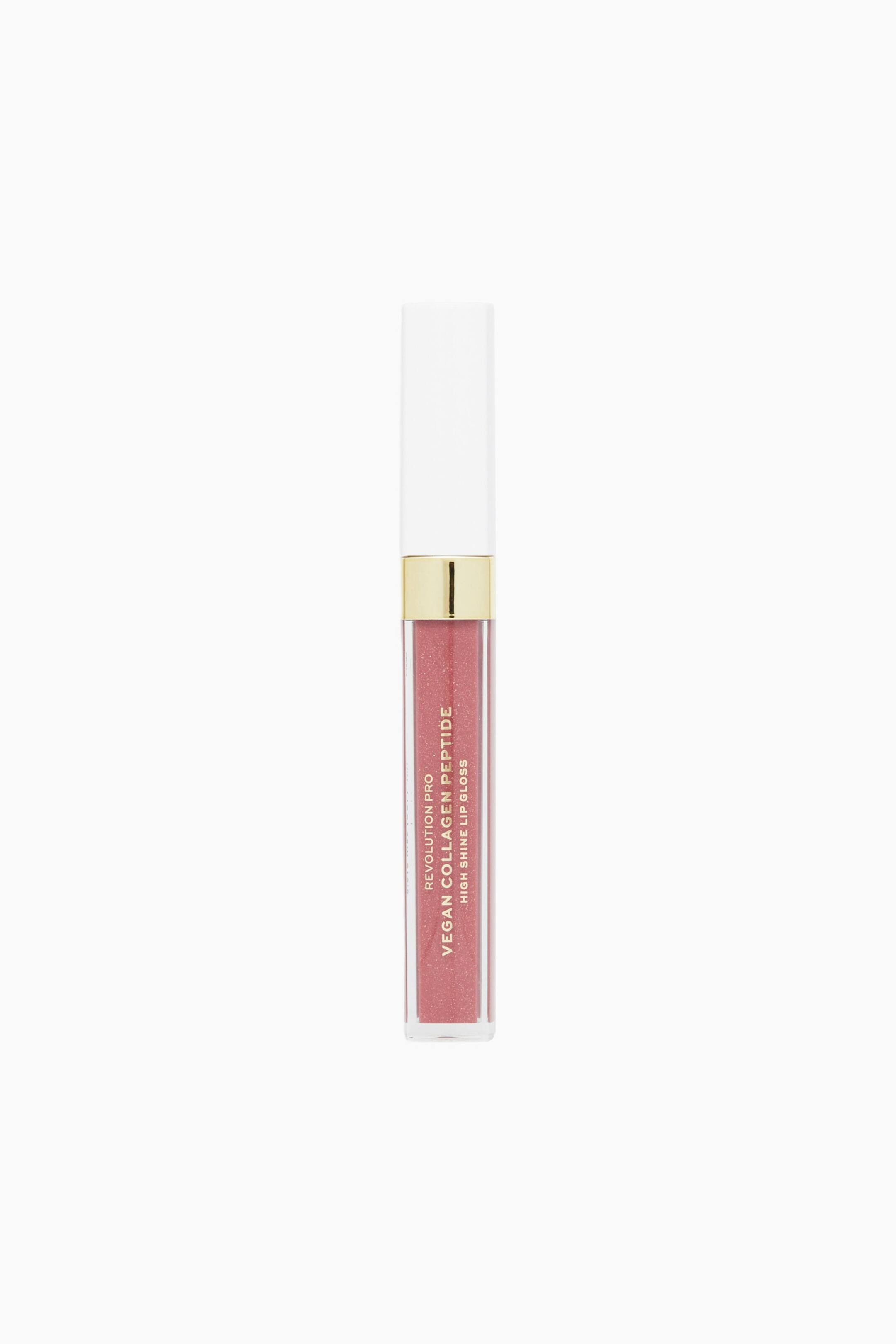 Größeres Bild ansehen: Der Revolution Pro Vegan Collagen Peptide High Shine Lip Gloss steht aufrecht und präsentiert eine transparente zylindrische Tube, die mit einem schimmernden, staubigen Rosé-Gloss gefüllt ist. Das Produkt verfügt über goldfarbene vertikale Beschriftung, einen metallisch goldenen Kragen und eine hohe, solide weiße Kappe.