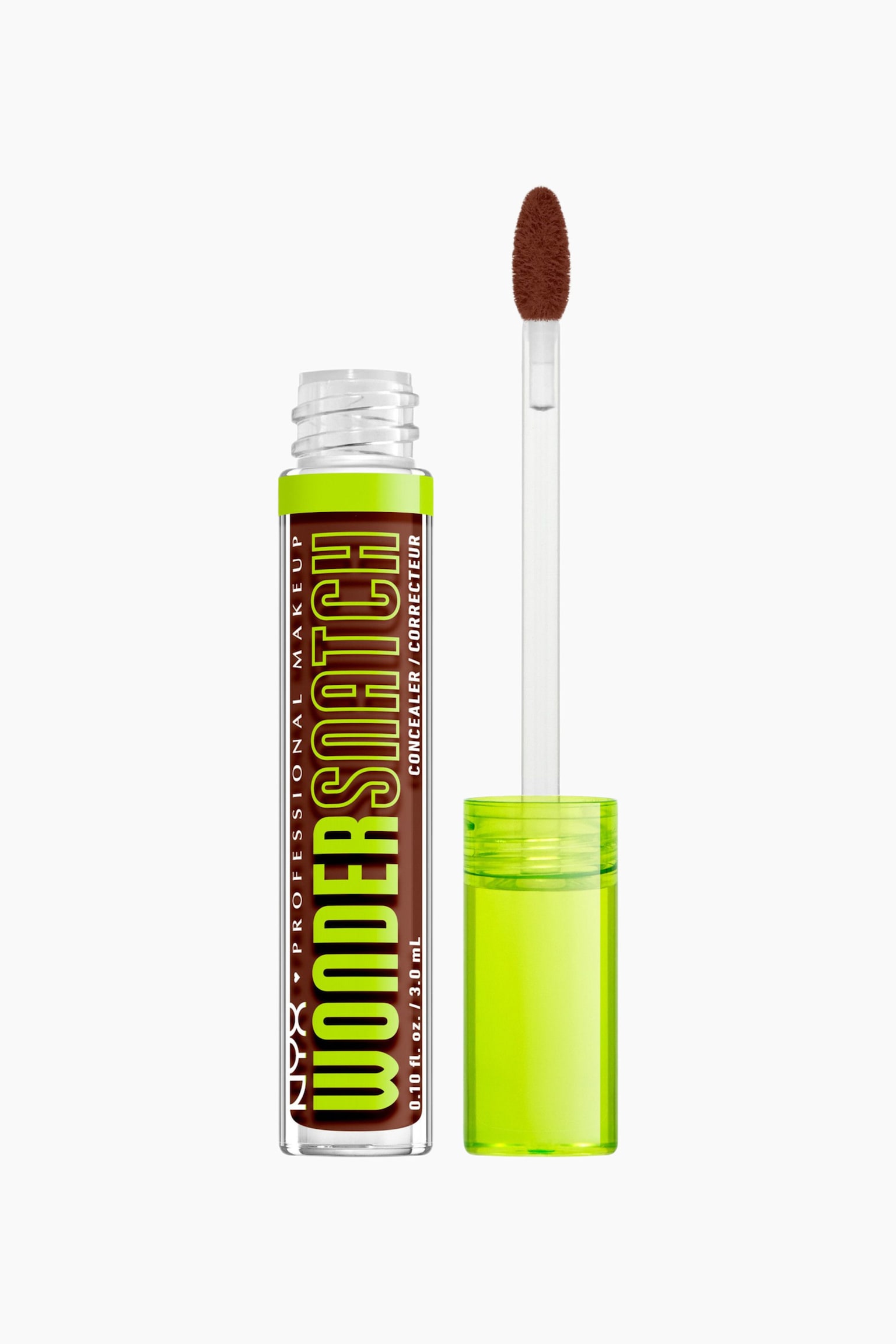 En klar cylindrisk flaska med NYX Professional Makeup Wondersnatch concealer/correcteur står upprätt, med mörkbrunt flytande innehåll synligt genom en neongrön etikett. En avtagbar neongrön kork med en förlängd applikatorstav, spetsad med en mörkbrun "doe-foot", är placerad bredvid flaskan.