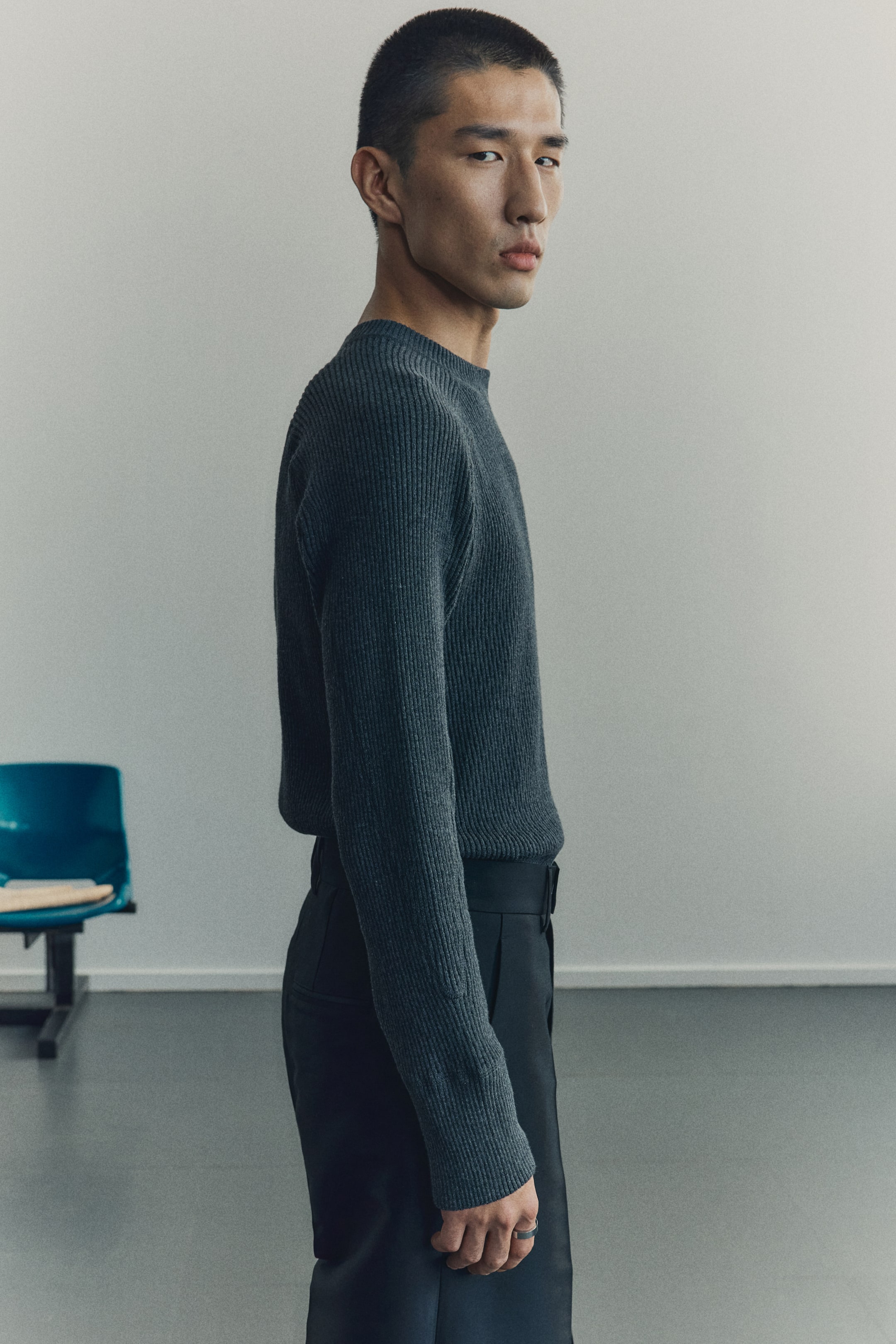 Größeres Bild anzeigen: Rippstrickpullover aus Baumwolle in Regular Fit - Dunkelgrau - Men | H&M AT 3