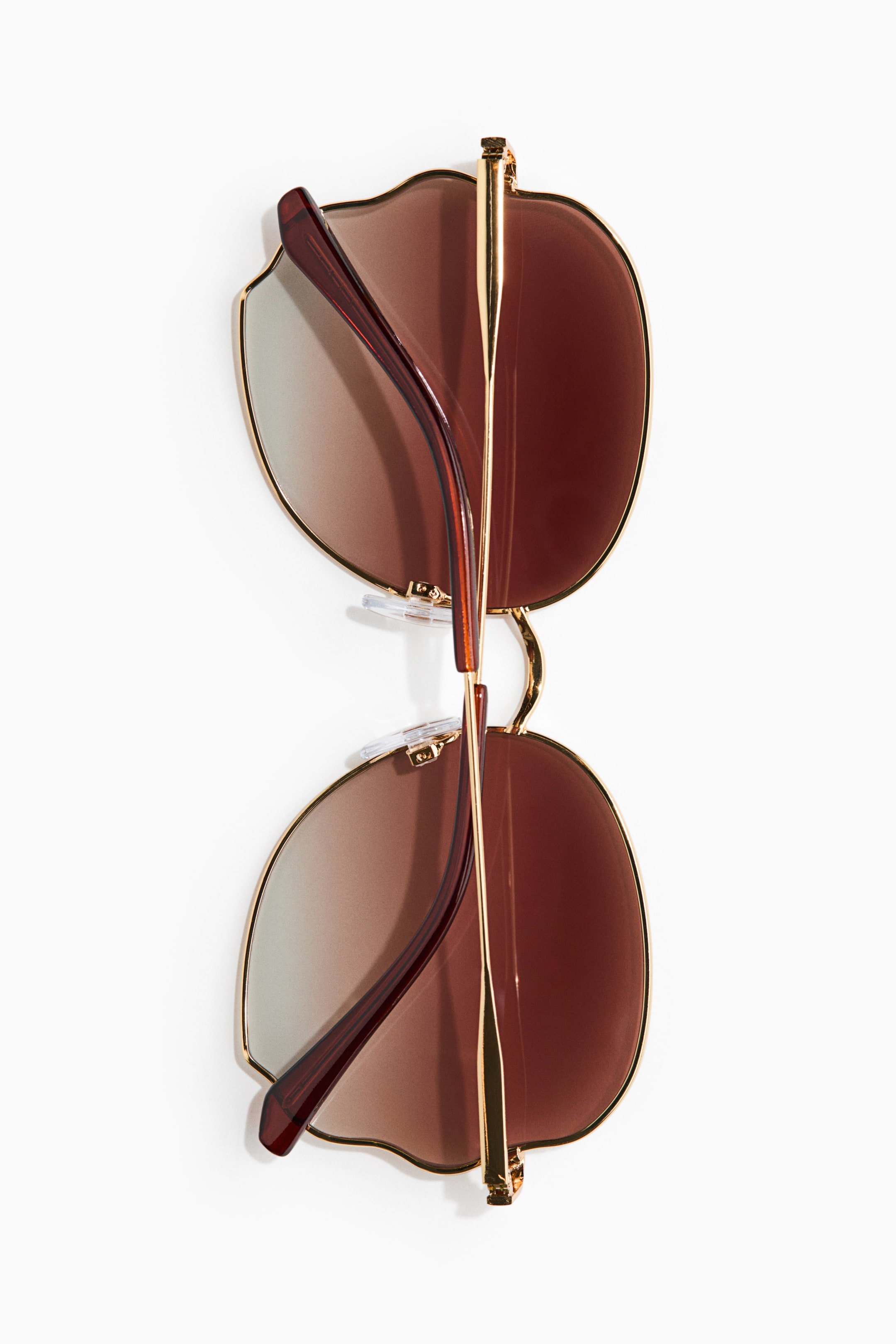 Lunettes de soleil avec détails ondulés