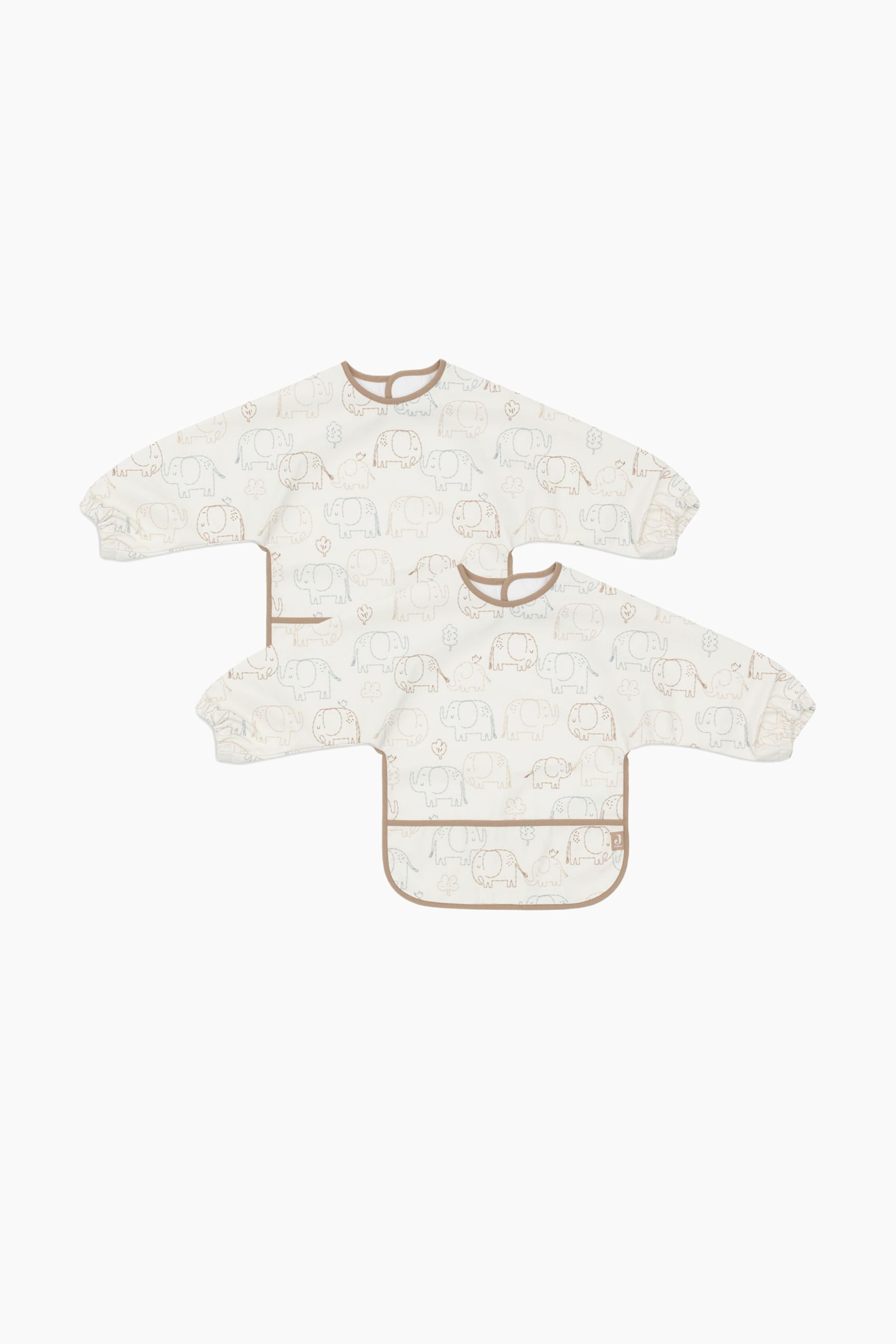 Größeres Bild anzeigen: Zwei langärmelige Baby-Lätzchen präsentieren sich in voller Frontalansicht, flach hingelegt und leicht überlappend. Sie sind in einem hellen Off-White gehalten, mit einem Allover-Muster aus umrandeten Elefanten und floralen Formen in gedämpften, erdigen Tönen, und sind mit brauner Einfassung um den runden Halsausschnitt, elastische Bündchen und vorne mit Taschen zum Auffangen von Essen versehen.