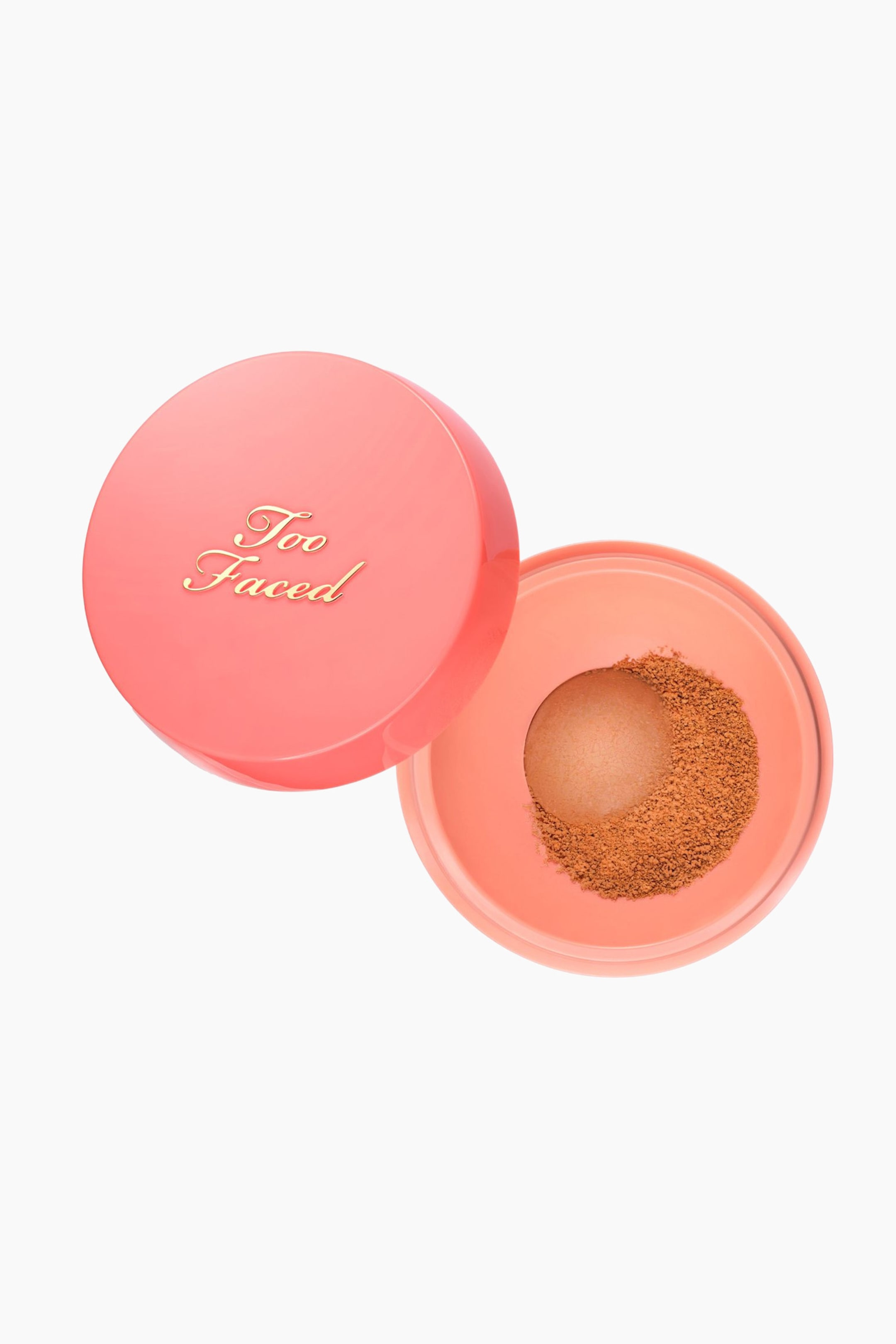 Visa större bild: Peach Perfector Blurring Loose Setting Powder visas i en uppifrånvy och har en öppen rund burk i persikofärg som ligger bredvid sitt avtagna matchande lock med guldfärgad kursiv text. Den öppna burken visar ett varmt, medelbrunt löspuder som syns genom en central cirkulär sikt med nät.
