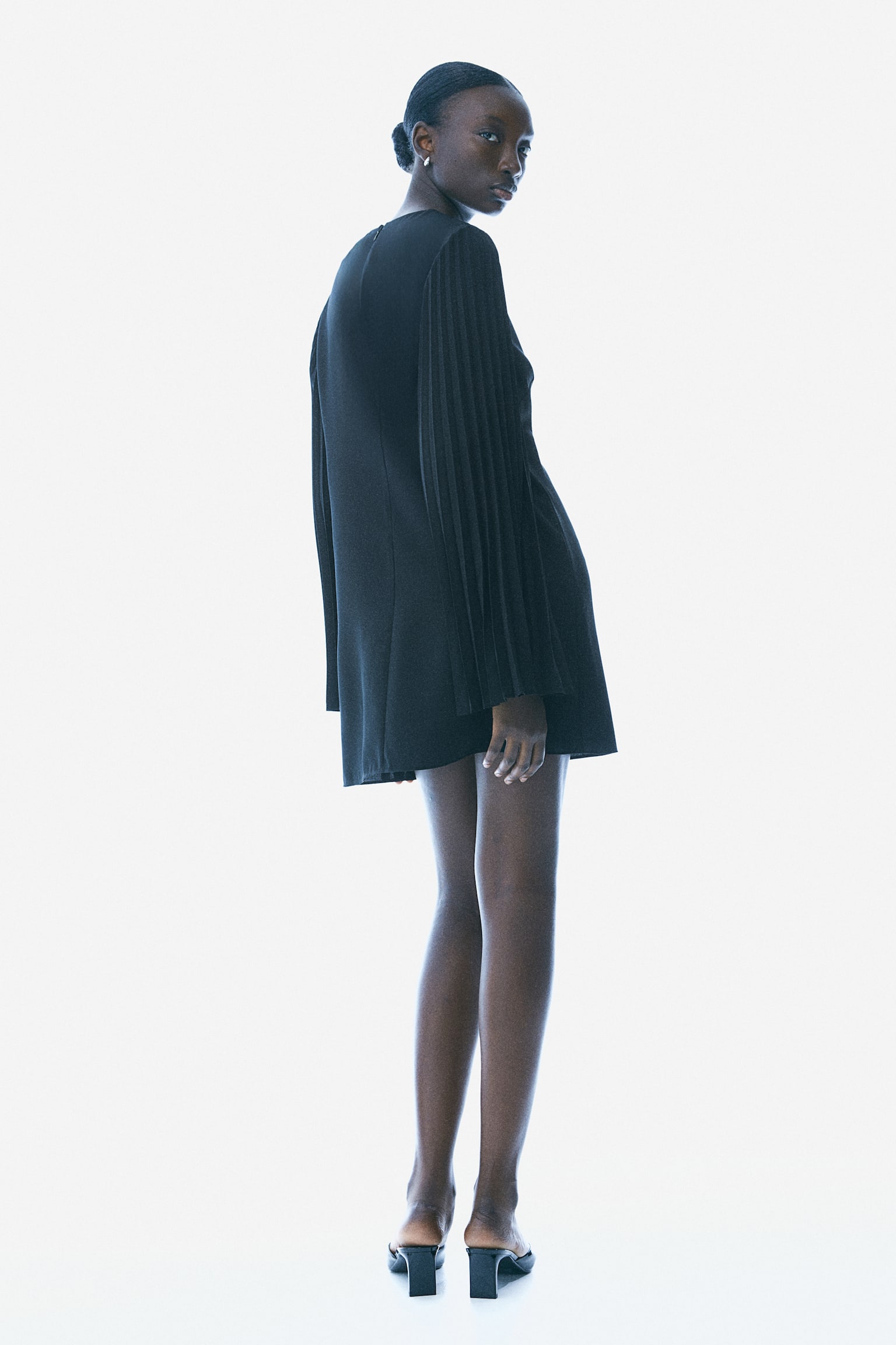 Pleat-sleeved dress - Svart - 5