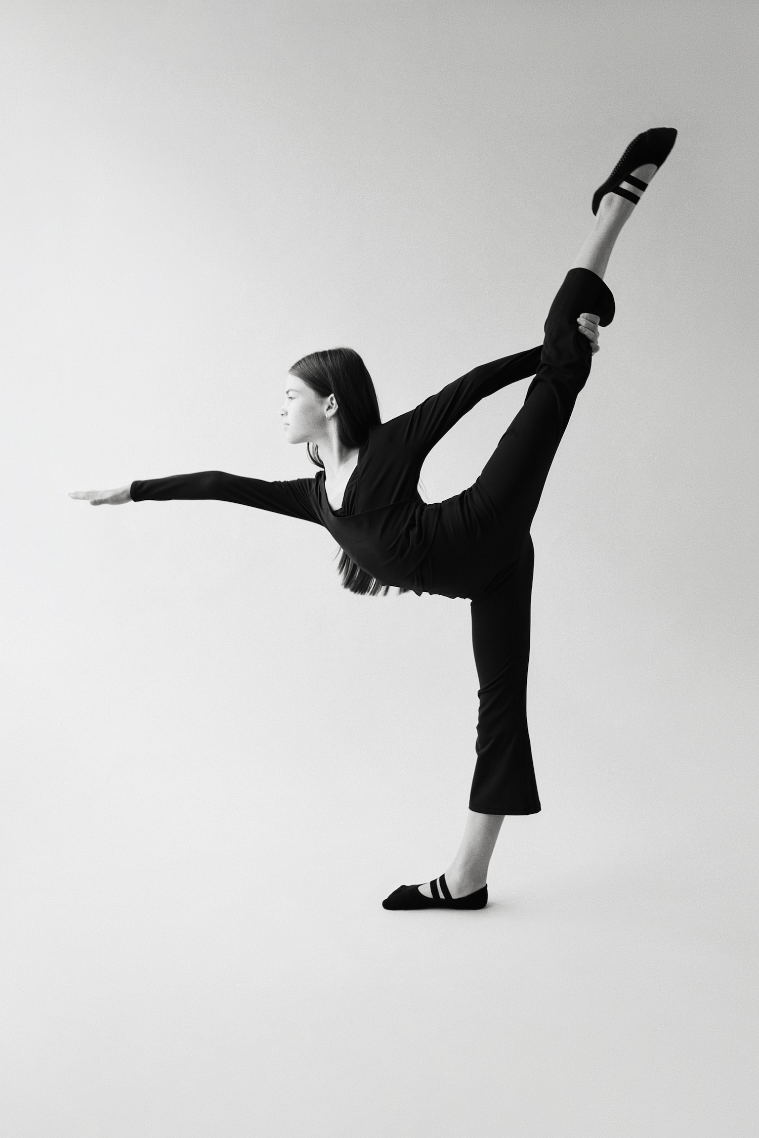 Детские леггинсы H&M Move Flared Capri Yoga Leggings with SoftMove™, цвет: Чёрный — фото 5