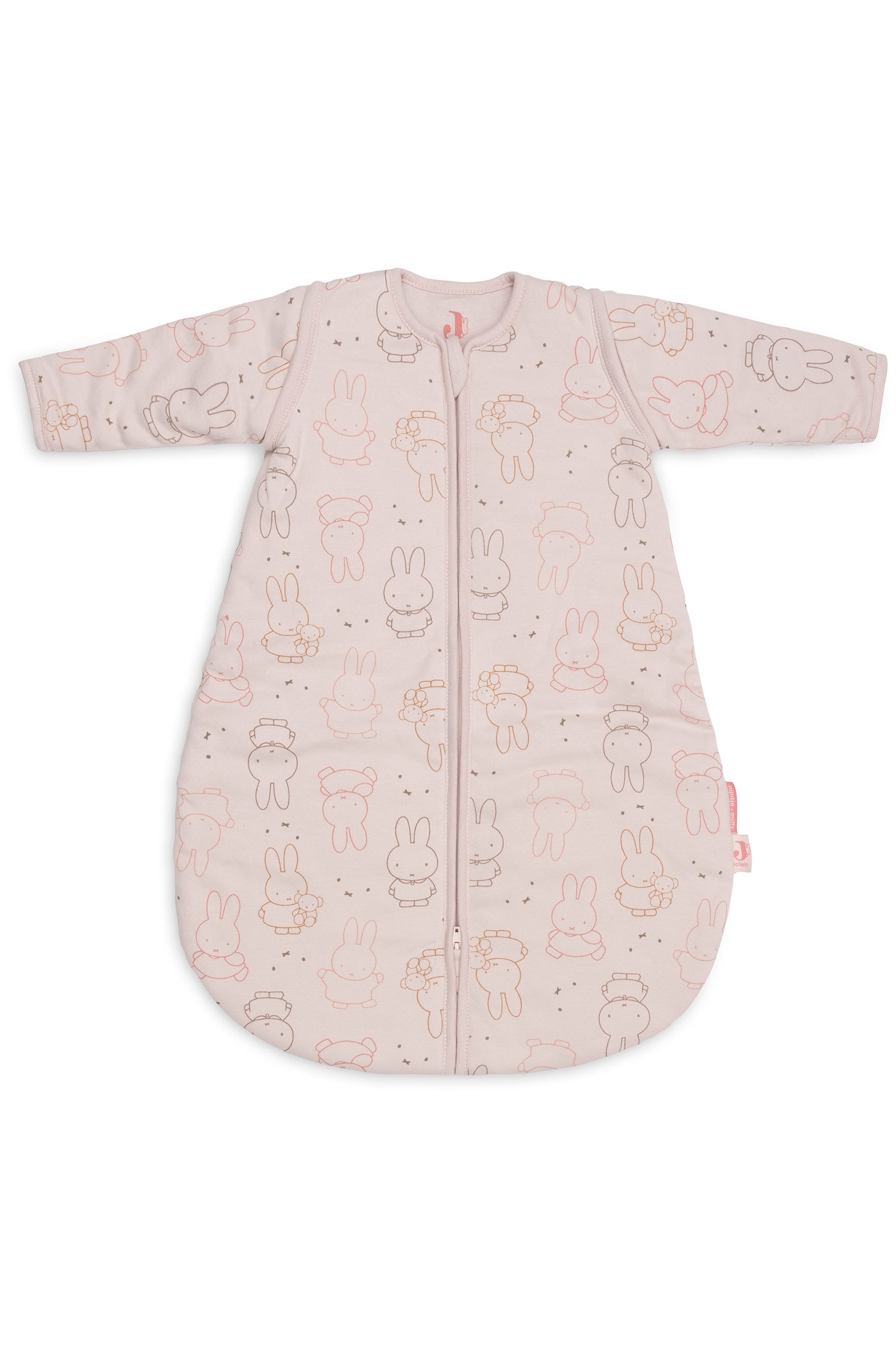 Ein hellrosa Babyschlafsack mit langen Ãrmeln hängt locker über eine Metallstange drapiert und zeigt einen mittigen ReiÃverschluss sowie ein durchgehendes Cartoon-Kaninchenmuster. Daneben hängt ebenfalls locker über die Stange eine cremefarbene Musselindecke zum Pucken mit passendem Kaninchenmuster.