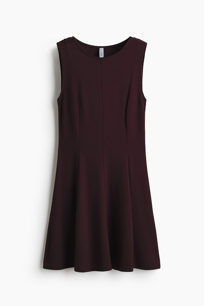 Une robe bordeaux sans manches présente son devant, avec une encolure dégagée et une jupe évasée. Des coutures verticales descendent le long du corsage, créant une silhouette ajustée. - 1