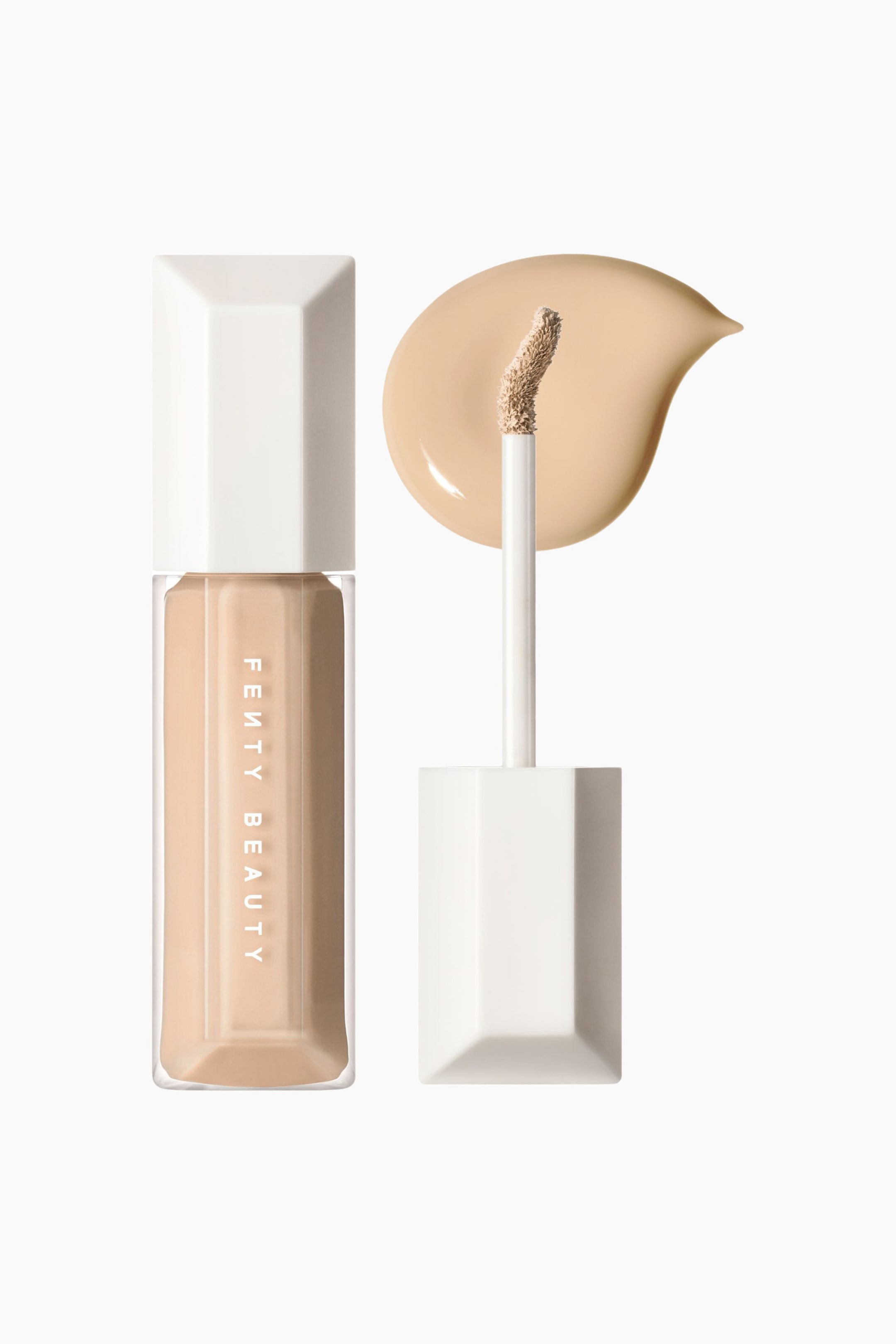 Visa större bild: We're Even Hydrating Longwear Concealer står upprätt i en genomskinlig, fasetterad tub med vit kork och visar den ljusbeige flytande formulan inuti. Bredvid tuben visar den avskruvade applikatorn en böjd doe-foot-spets täckt av produkten, riktad mot en slät, droppformad swatch av den flytande concealer.