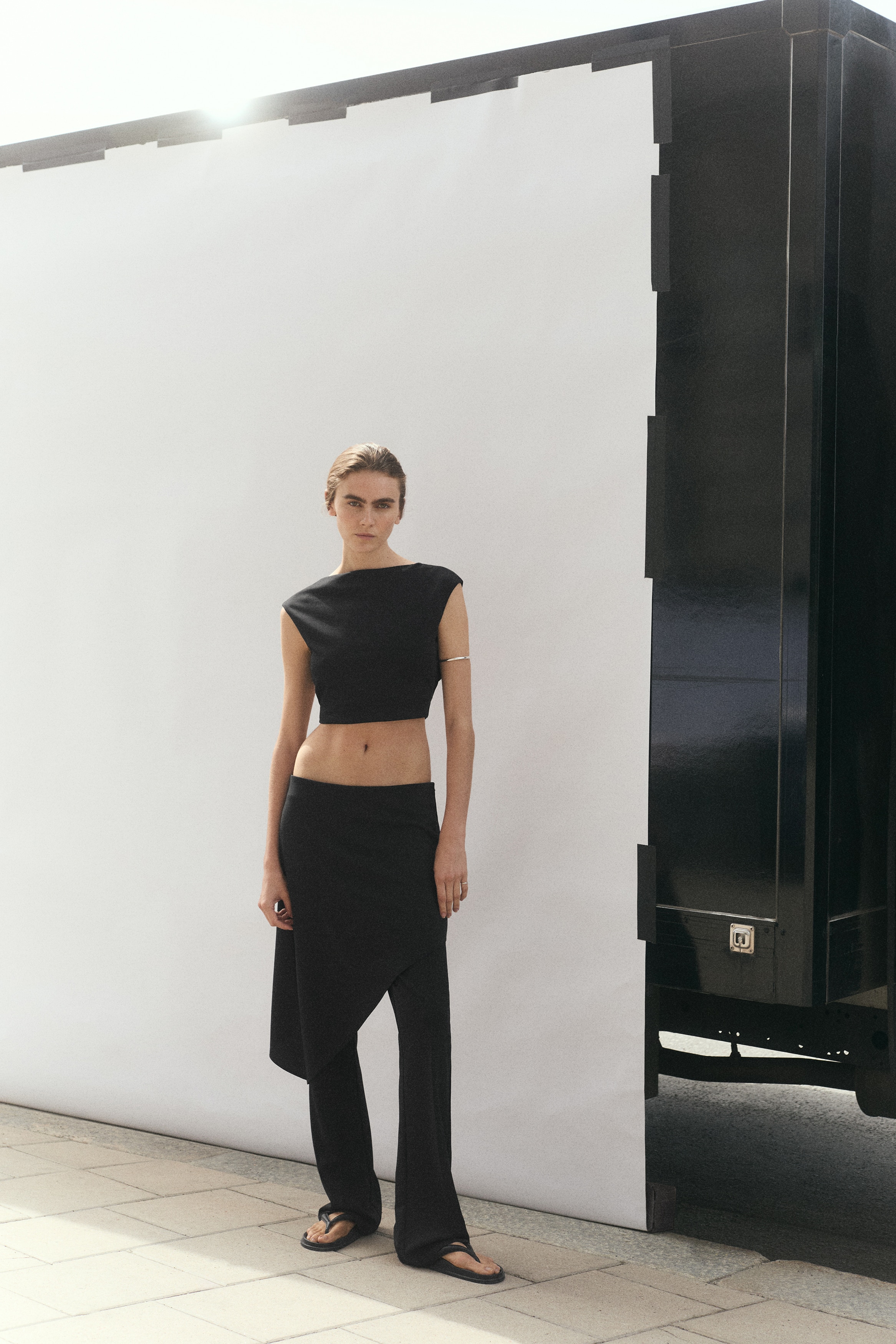 Pantaloni eleganti con gonna sovrappostaModello