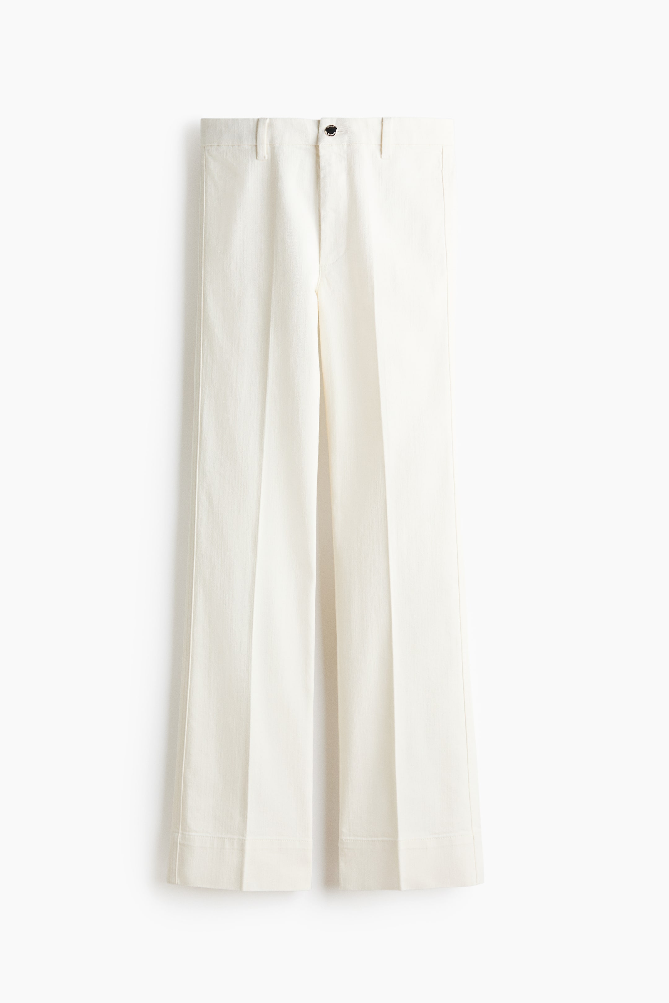 Преглед на по-голямо изображение: Бели дънки от деним, показани отпред (FRONT), с висока талия, цип и закопчаване с копче. Прилягат тясно от талията до бедрото, разширяват се от коляното към подгъва и са проектирани да стигат до върха на стъпалото.