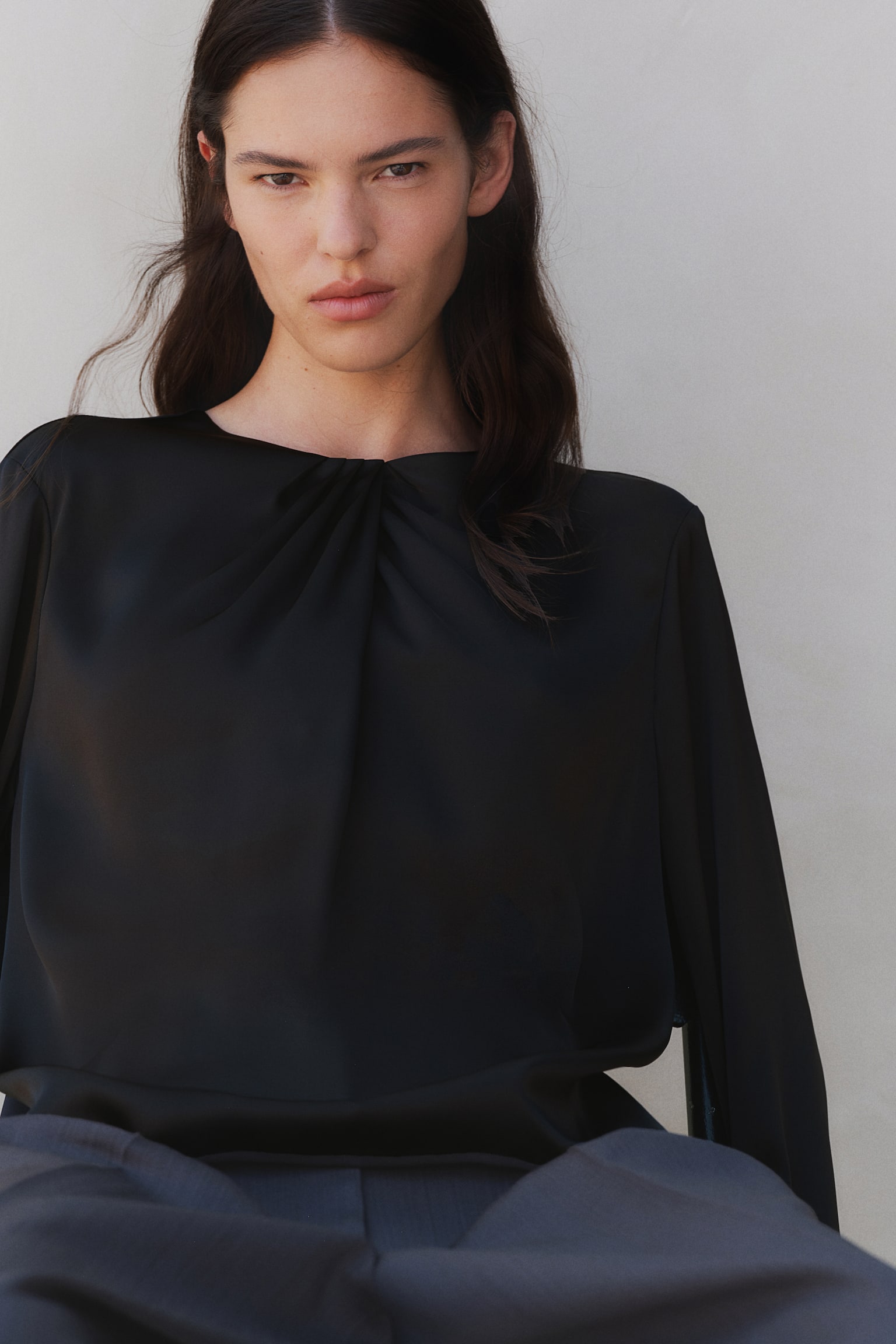 Pleat-detail satin blouse - Black/Cream - 1