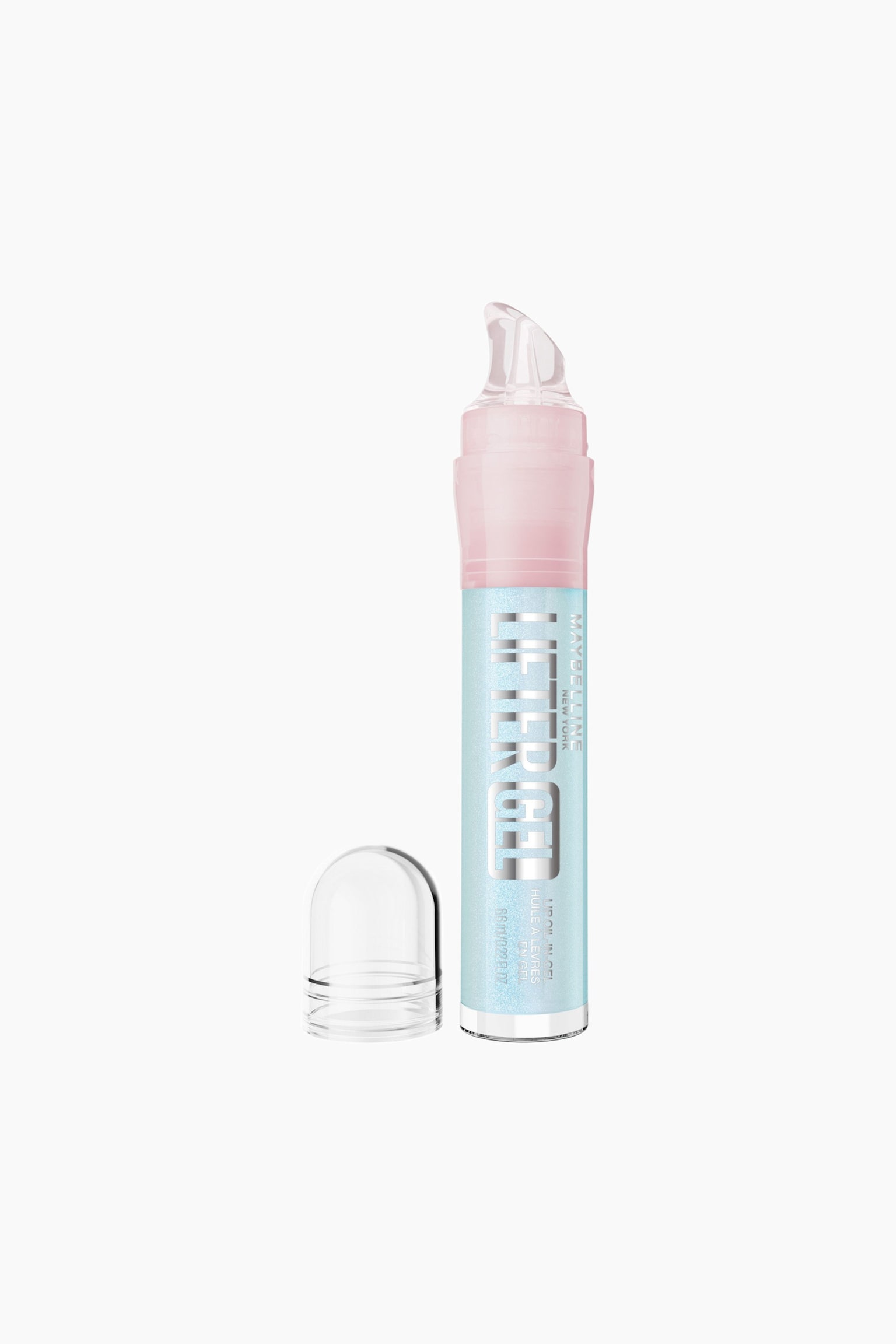 En Maybelline Lifter Gloss-tub står upprätt och vänd framåt. Dess cylindriska kropp skimrar i ljusblått och övergår i en ljusrosa topp varifrån en genomskinlig, böjd paddelapplikator kommer fram. Ett genomskinligt, kupolformat lock ligger intill tubens bas.