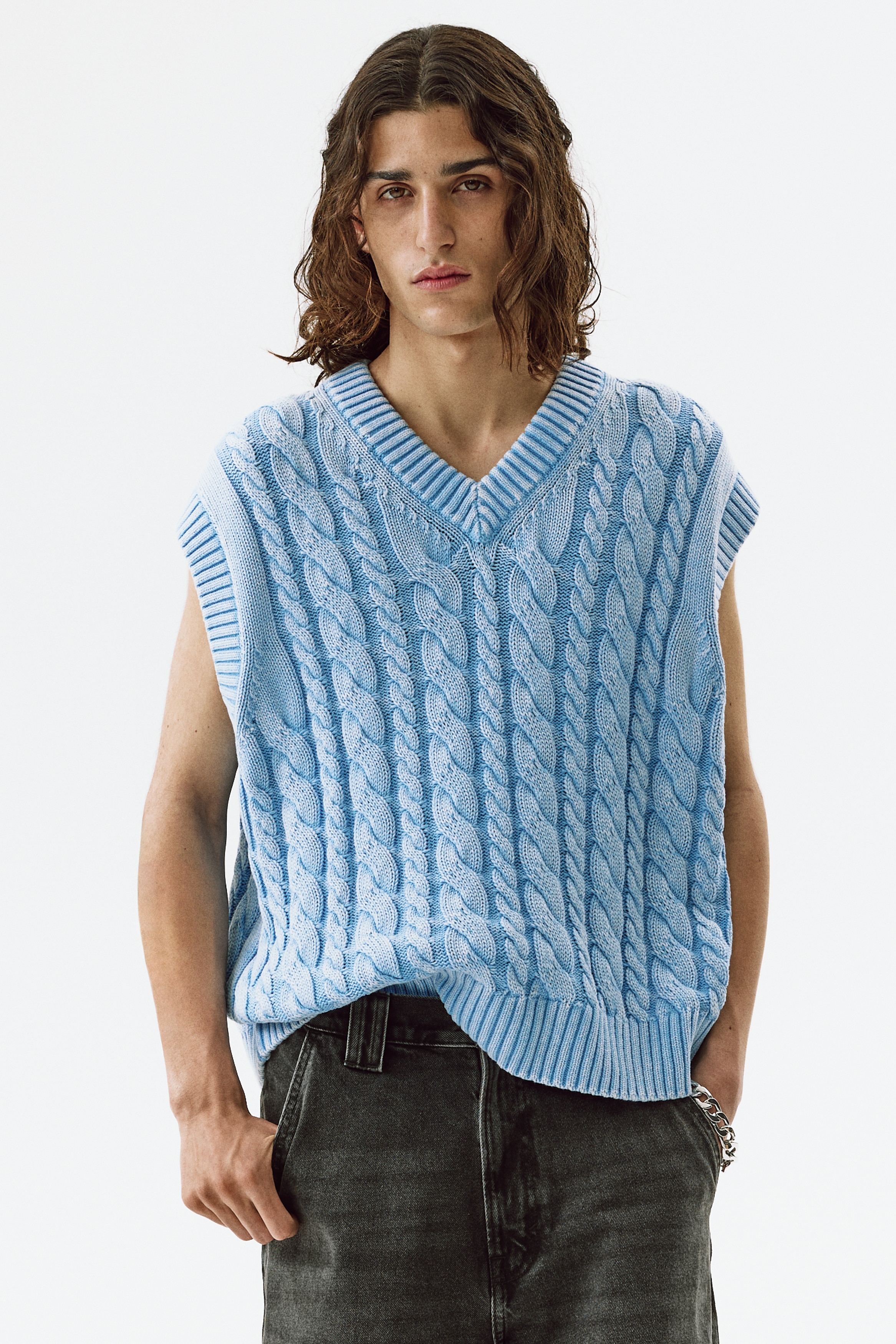 Relaxed Fit Cotton sweater vestModel