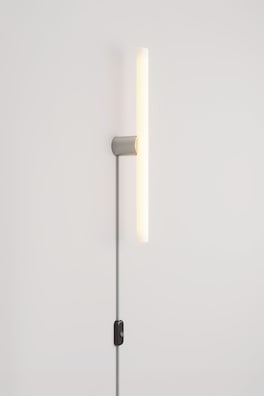 Vägglampa Med Linjär Ljuskälla Och Stickpropp