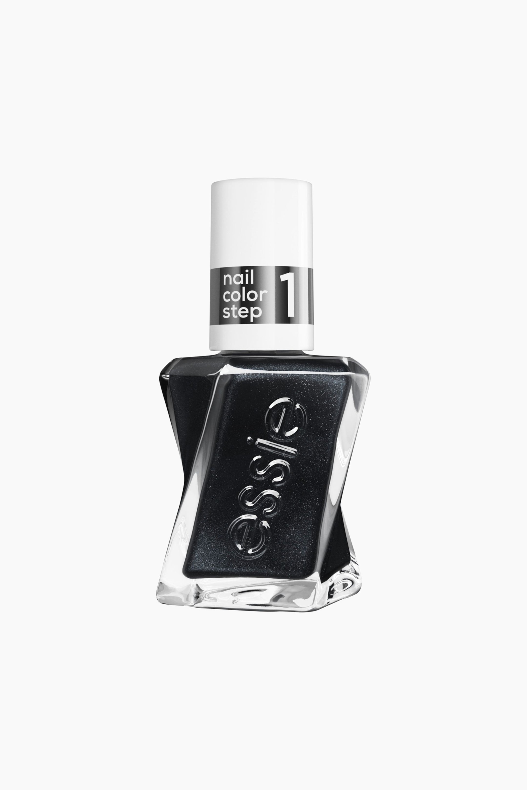 Größeres Bild ansehen: Eine Nagellackflasche steht aufrecht und nach vorne gerichtet. Ihr klares, verdrehtes Glasgehäuse ist mit dunklem, schimmerndem Lack gefüllt, auf dem vorne "essie" eingeprägt ist, und ein weißer zylindrischer Verschluss mit der Aufschrift "Nagelfarbe Schritt 1" krönt sie.