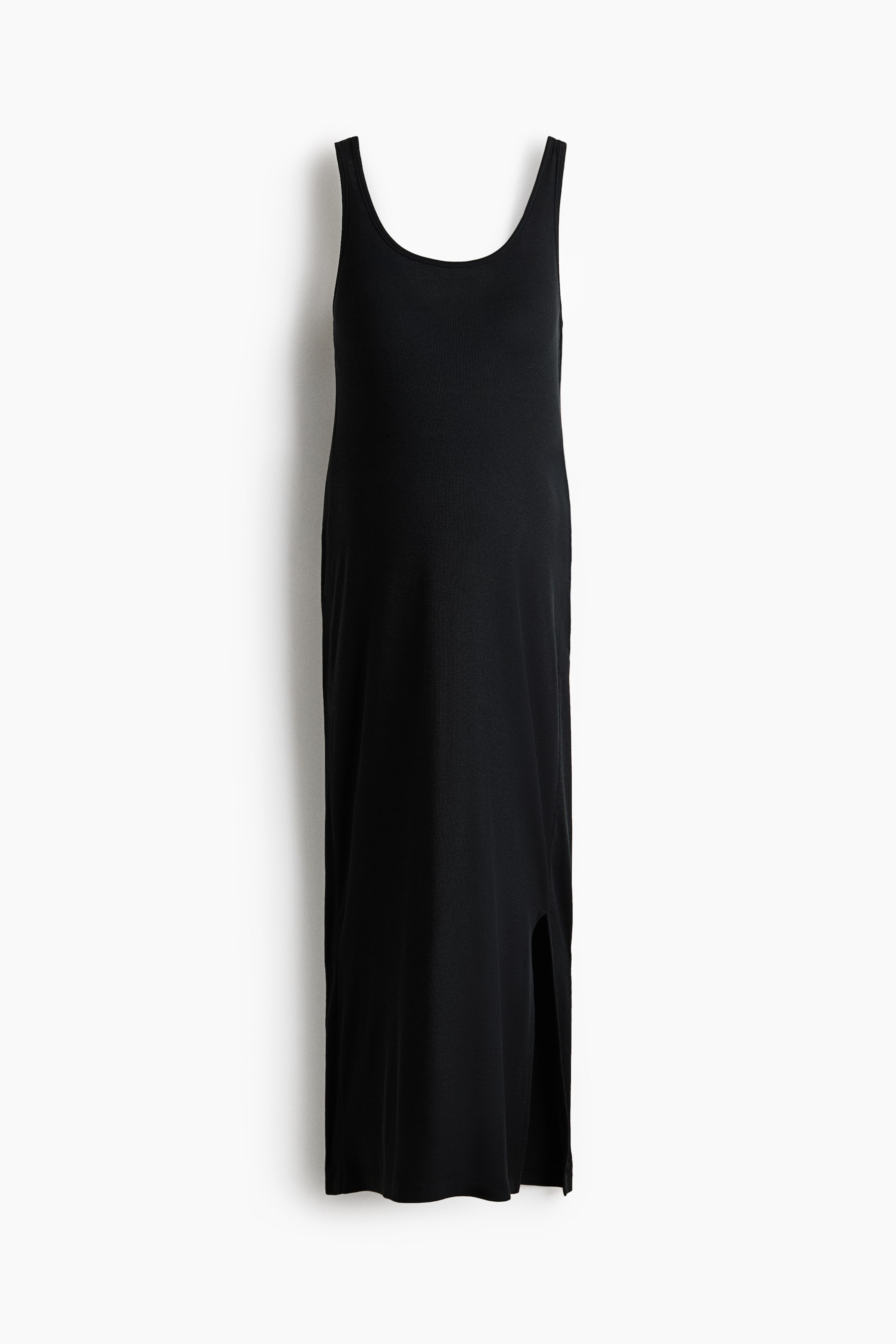 Agrandir l'image: Une robe longue noire à bretelles est présentée de face, avec un décolleté arrondi et un design sans manches. Elle s'étend jusqu'à une longueur maxi avec une fente haute sur la jambe gauche.