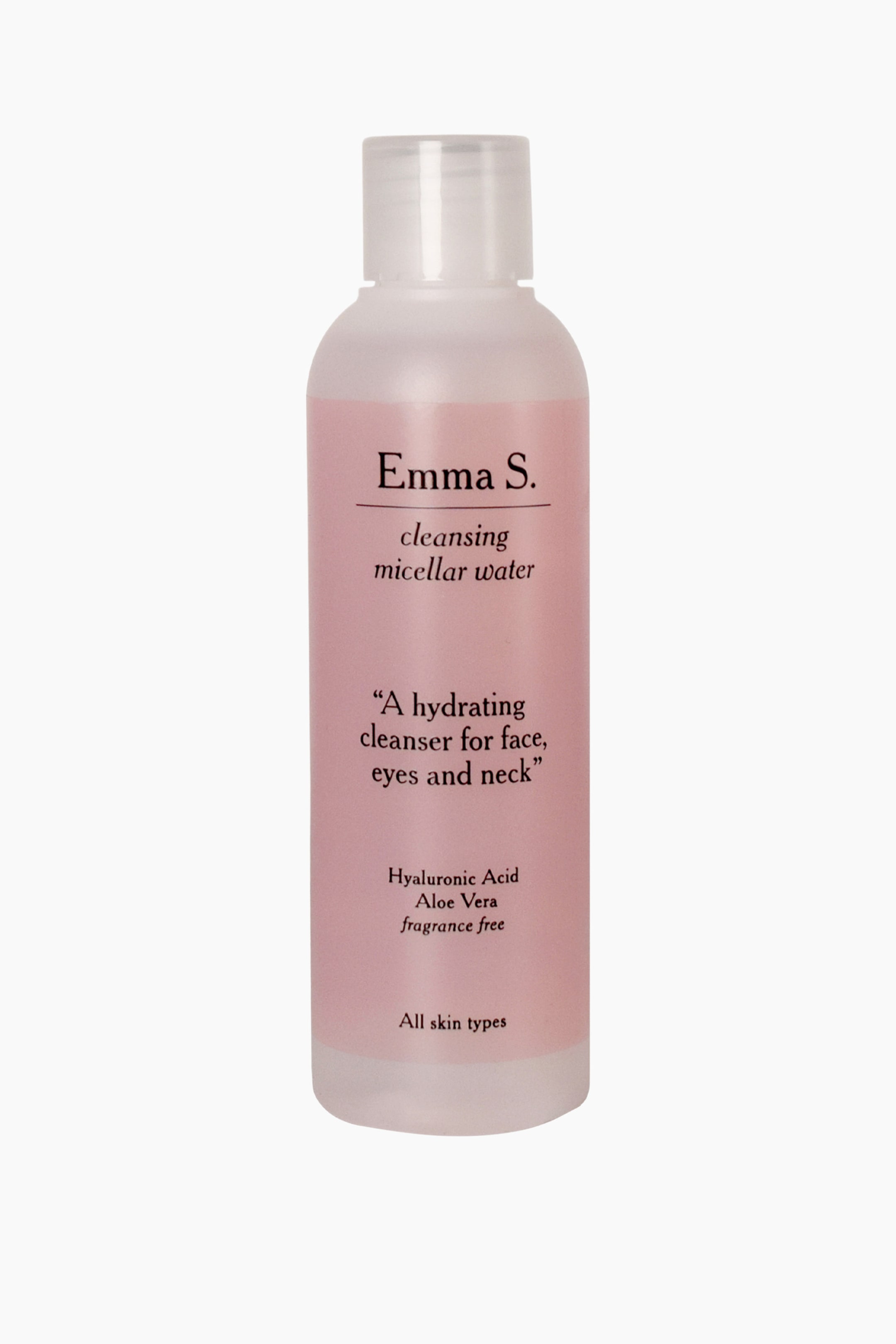 Visa större bild: En flaska Emma S. cleansing micellar water står upprätt och visar sin cylindriska, frostade, halvgenomskinliga kropp med ett lätt rosa-tonat etikettfält. Den har svart text på etiketten och är försedd med ett klart, genomskinligt snäpplock.