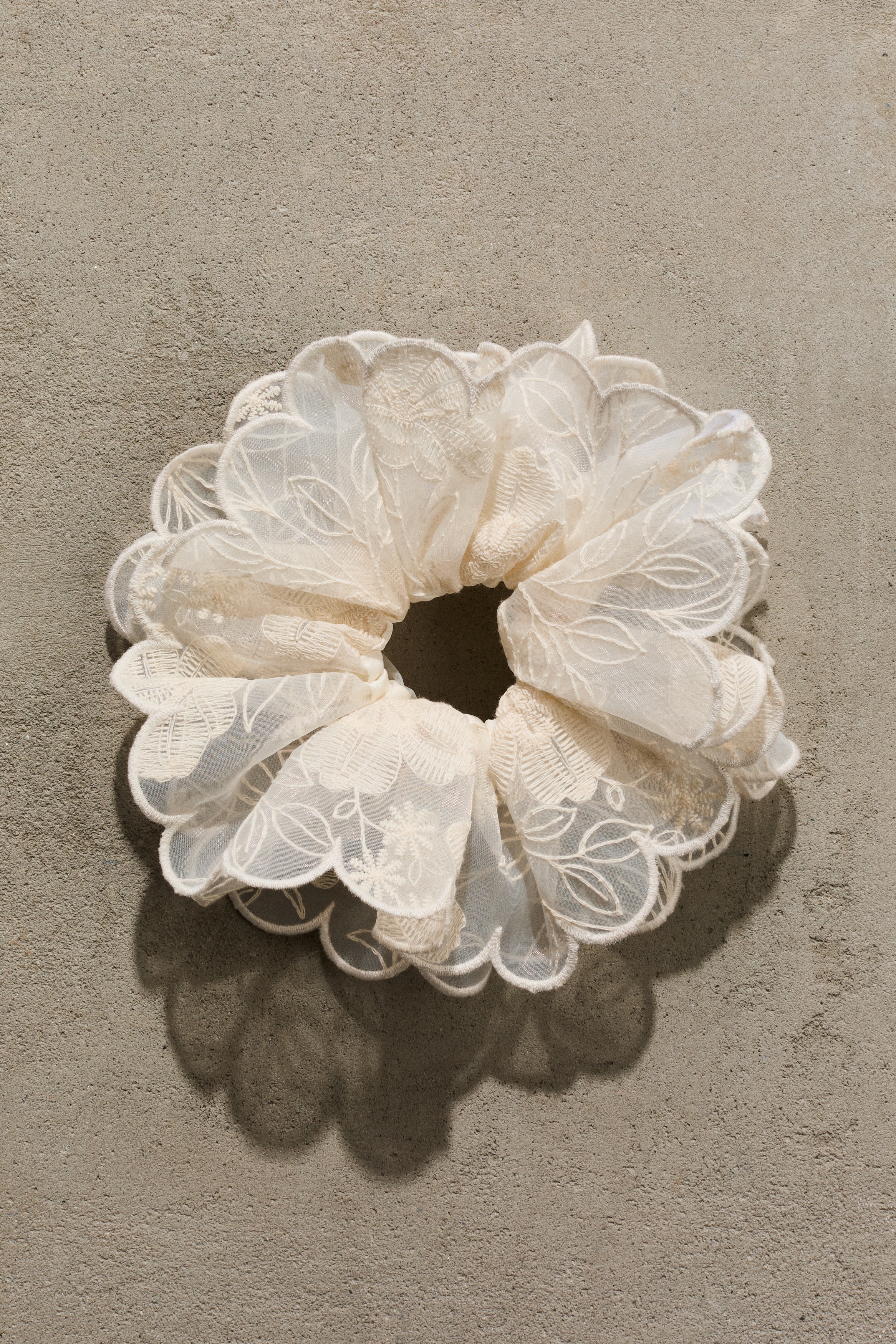 Brodert scrunchie - Hvit