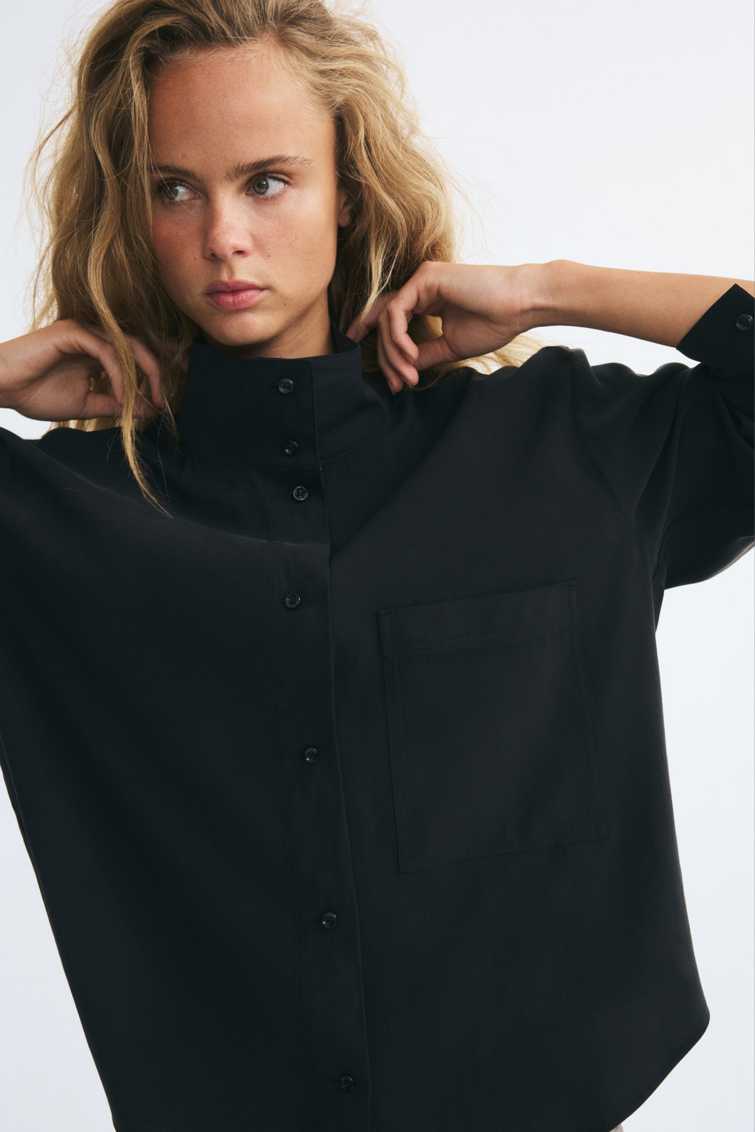Женская рубашка H&M Oversized Shirt with Stand-Up Collar, цвет: Чёрный — фото 3