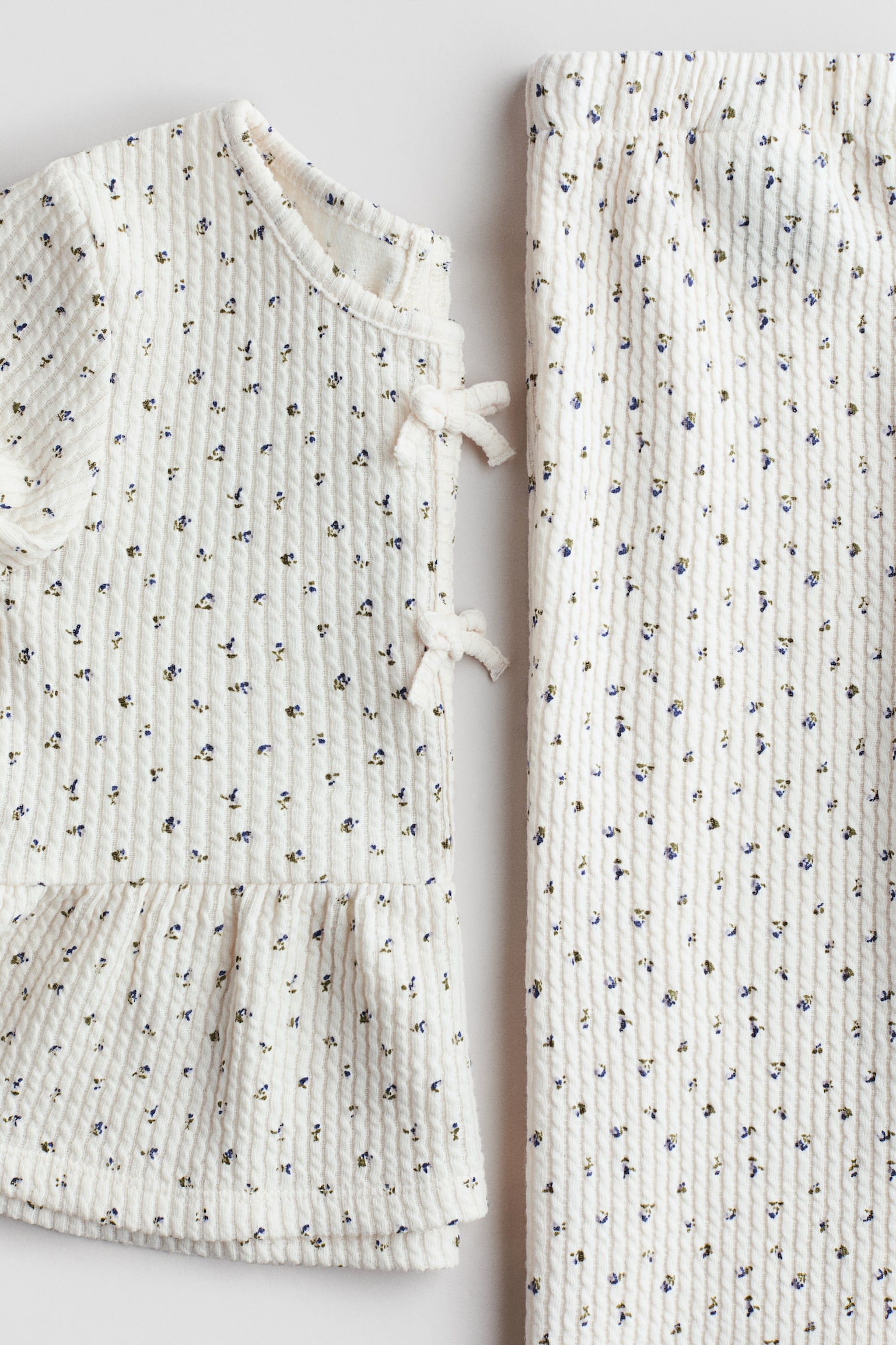 Dvodelni komplet od reljefnog žerseja - Krem/cvetni dezen/Crna/tufnice - 3