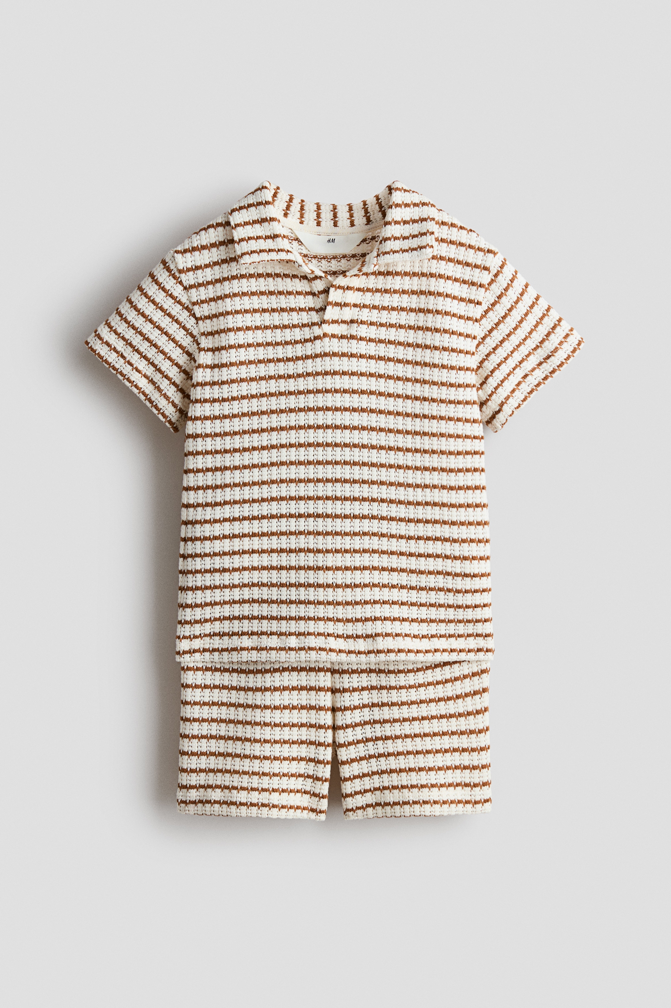 Набор для вязания из двух частей с узором.