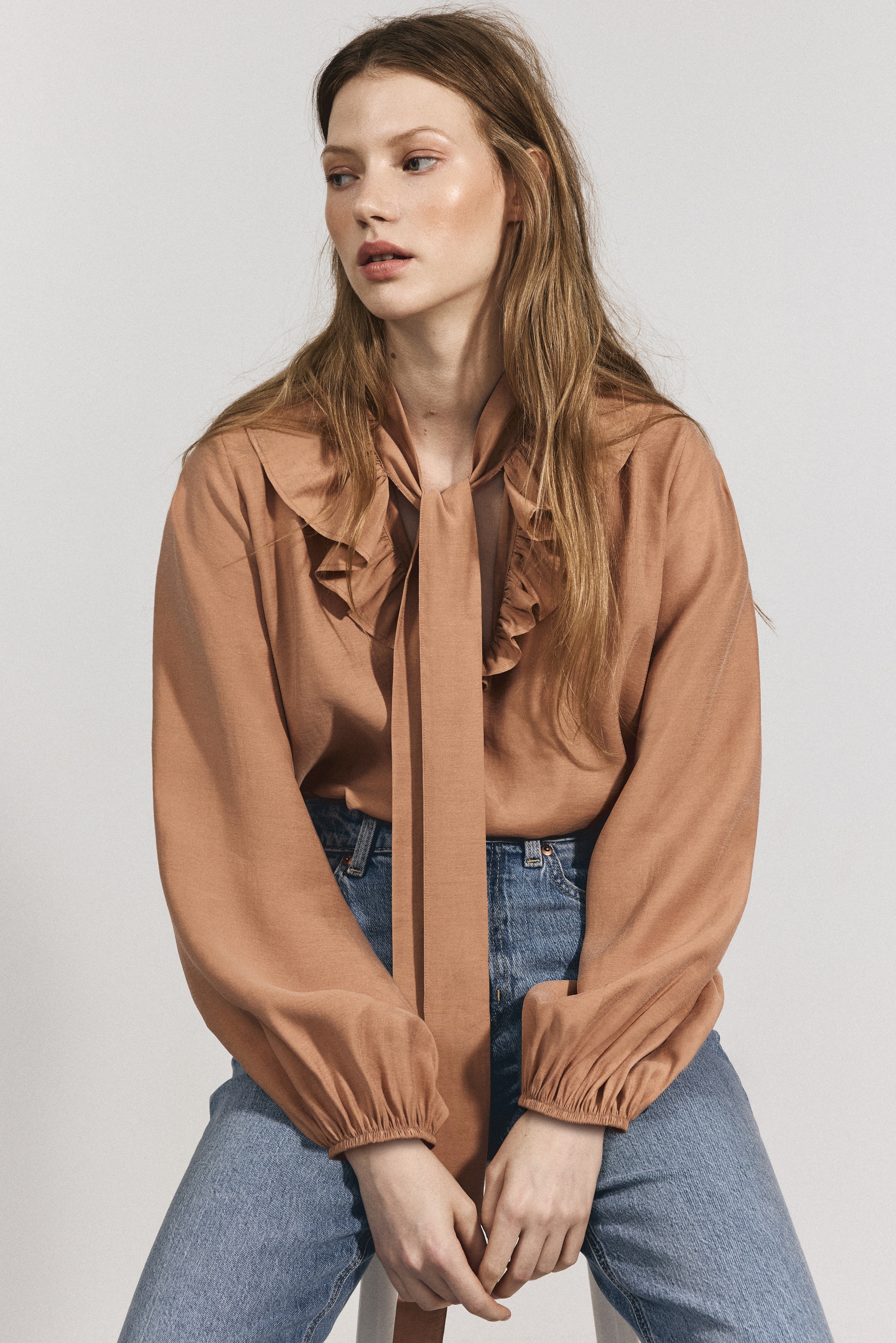 Yakası Bağcıklı BluzModel