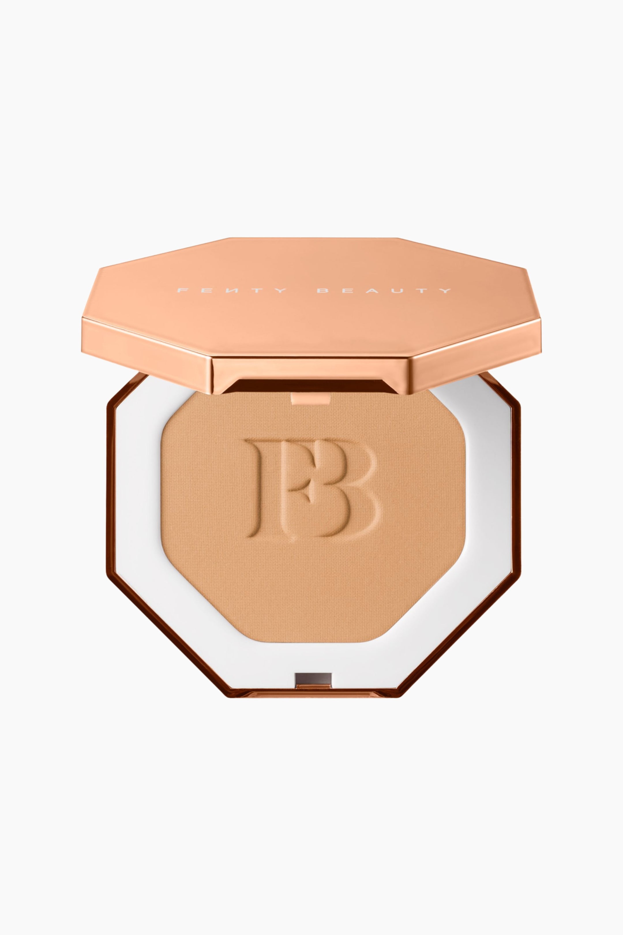 Visa större bild: Sun Stalk’r Instant Warmth Bronzer visas i en öppen, åttkantig metallisk roséguldsdosett vänd framåt och visar ett ljusbrunt pressat puder. Den åttkantiga puderformen har en vit innerram och visar en präglad ”FB”-logotyp i mitten.