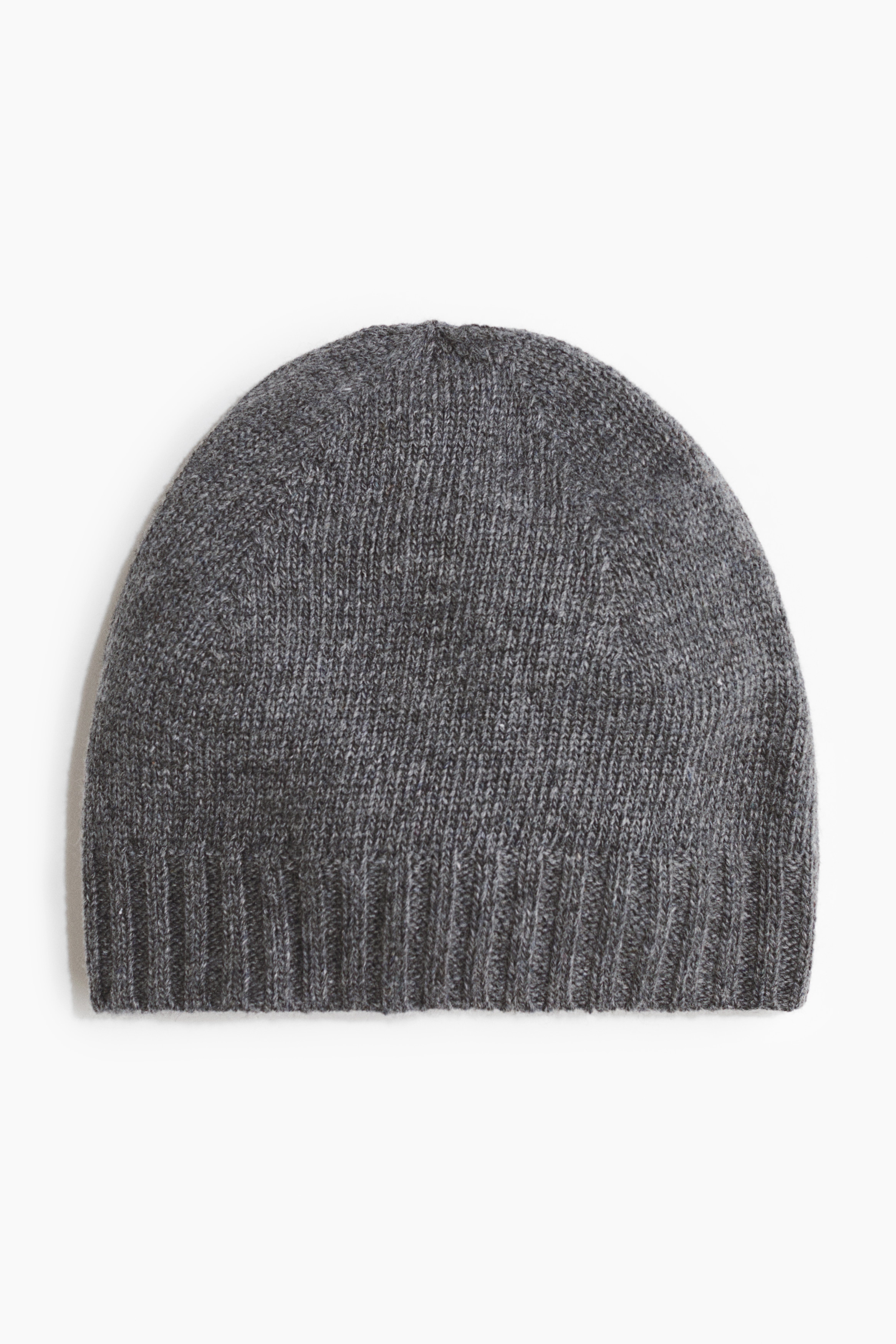Un bonnet gris en tricot doux avec un bord cÃ´telÃ© est portÃ© par le mannequin, qui porte Ã©galement un manteau gris foncÃ© avec un col montant structurÃ©.