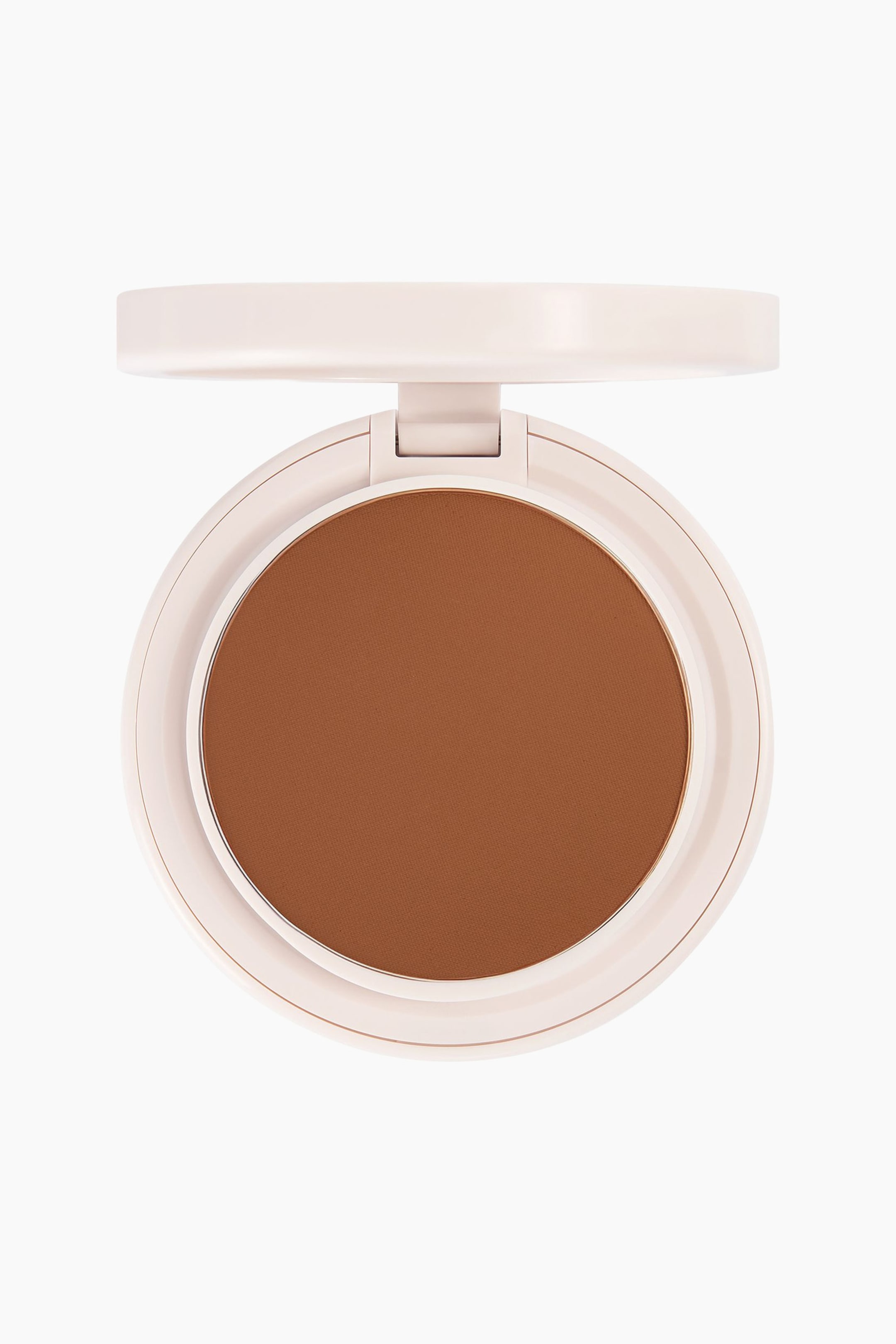 Se større billede: En Natural Blur Powder Foundation står åben i en rund, cremehvid pudderdåse og fremviser en glat, mat dybbrun presset pudderflade. Dåsen vender direkte fremad med låget slået op for at vise den runde pudderpande fuldt ud.