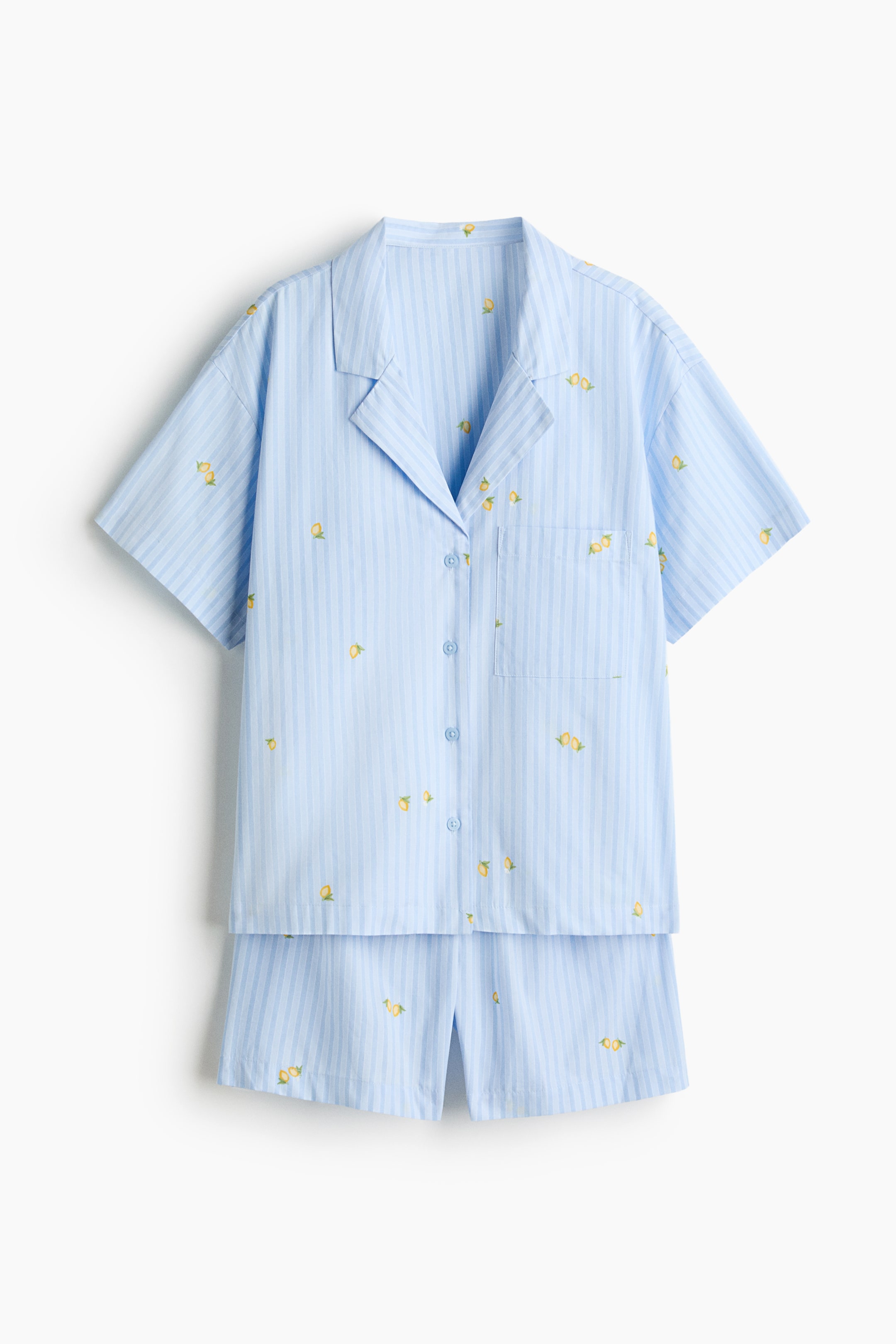 Xem ảnh lớn hơn: Bộ đồ ngủ màu xanh nhạt, được chụp từ phía trước, có các sọc dọc màu trắng và hình minh họa quả chanh nhỏ màu vàng. Áo sơ mi ngắn tay có ve áo kiểu notch, hàng cúc phía trước và túi ngực mở, trong khi quần short đi kèm có đường xẻ bên.
