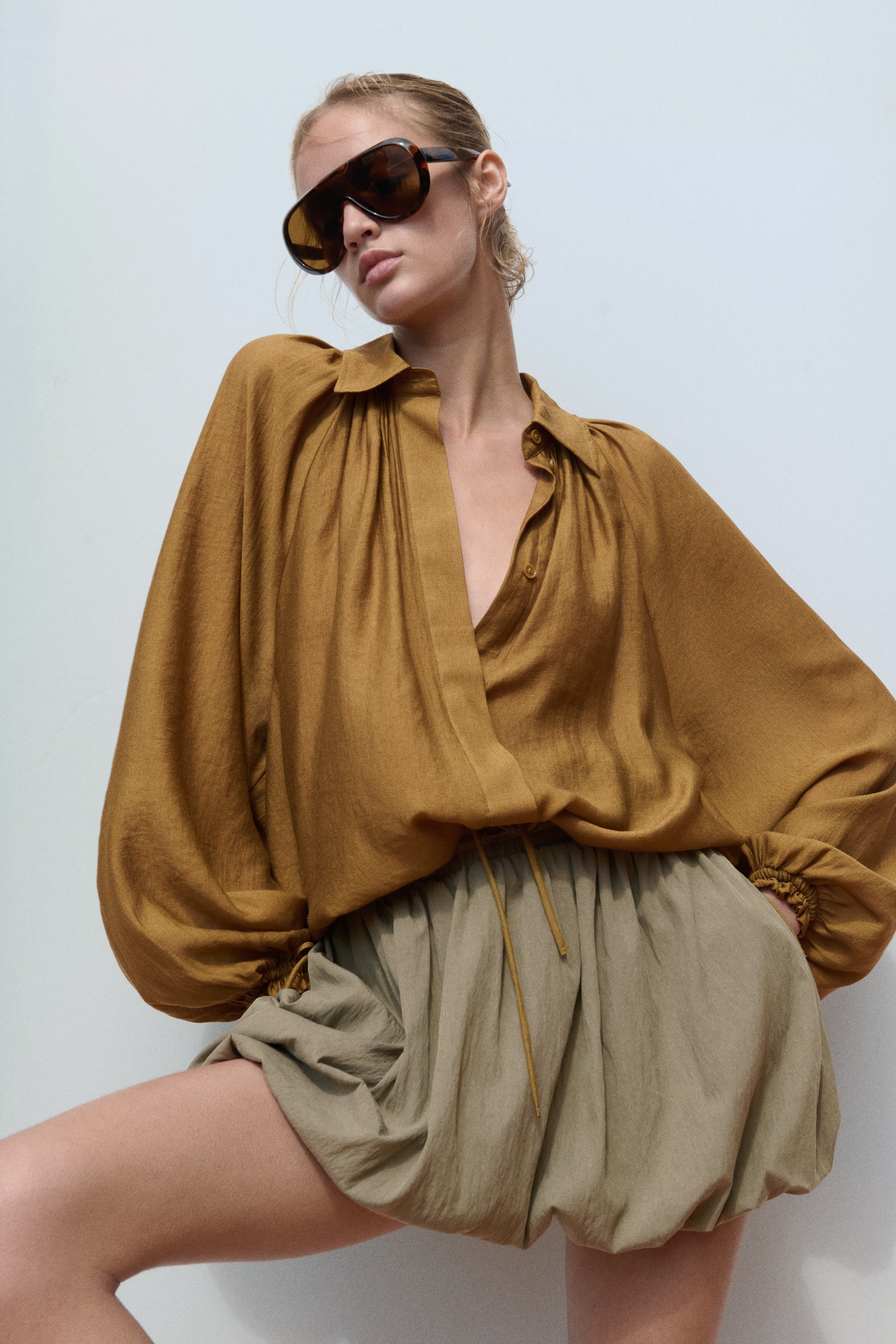 Oversized drawstring-detail shirtModel