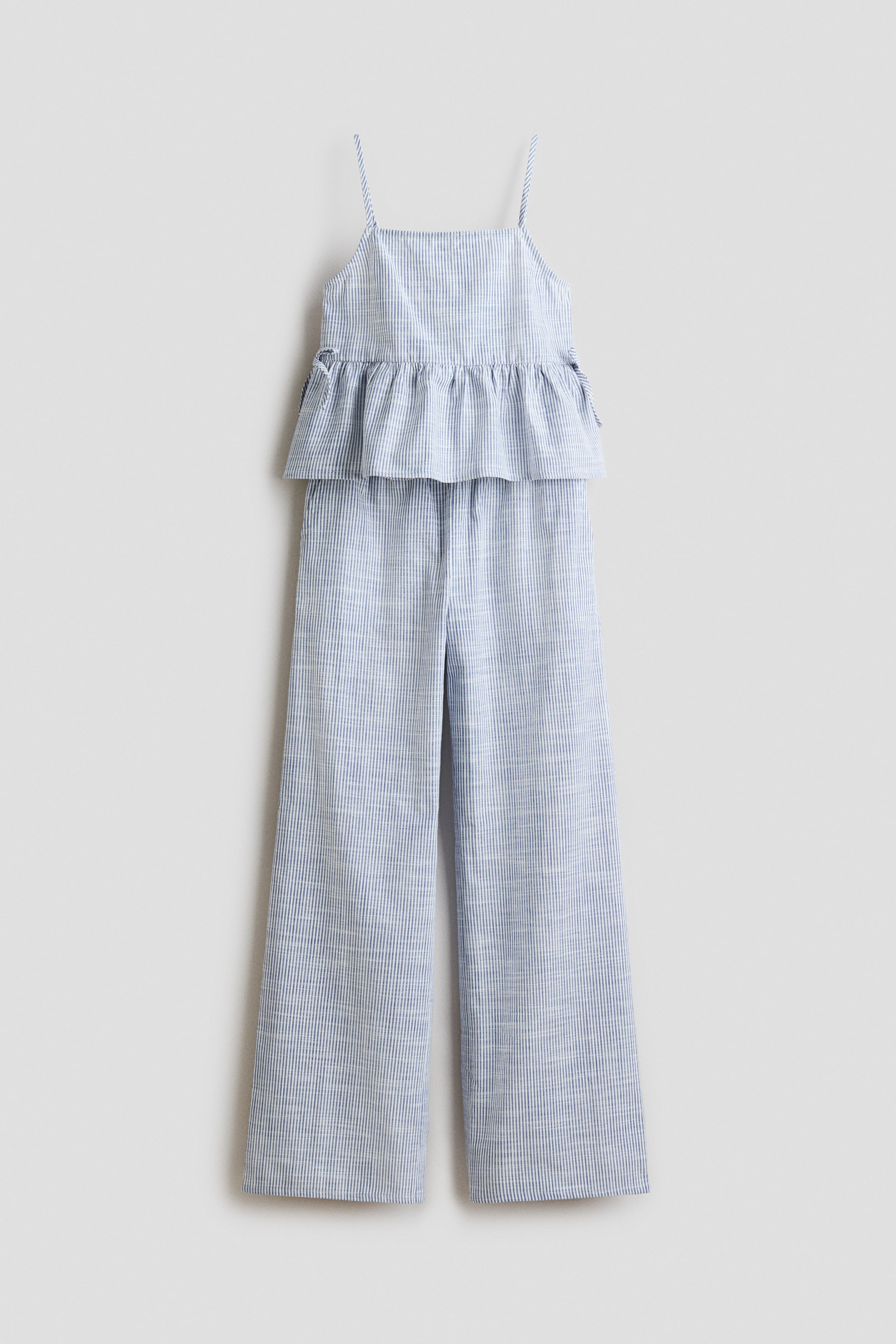查看大圖: 淺藍色和白色條紋的泡泡紗套裝，正面展示一件吊帶上衣和配套長褲。上衣呈現方形領口、窄肩帶、裝飾性側綁帶和喇叭形下擺，而長褲則展示彈性腰圍和直筒褲腿。