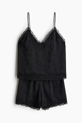 Satinpyjamas med spetskanter