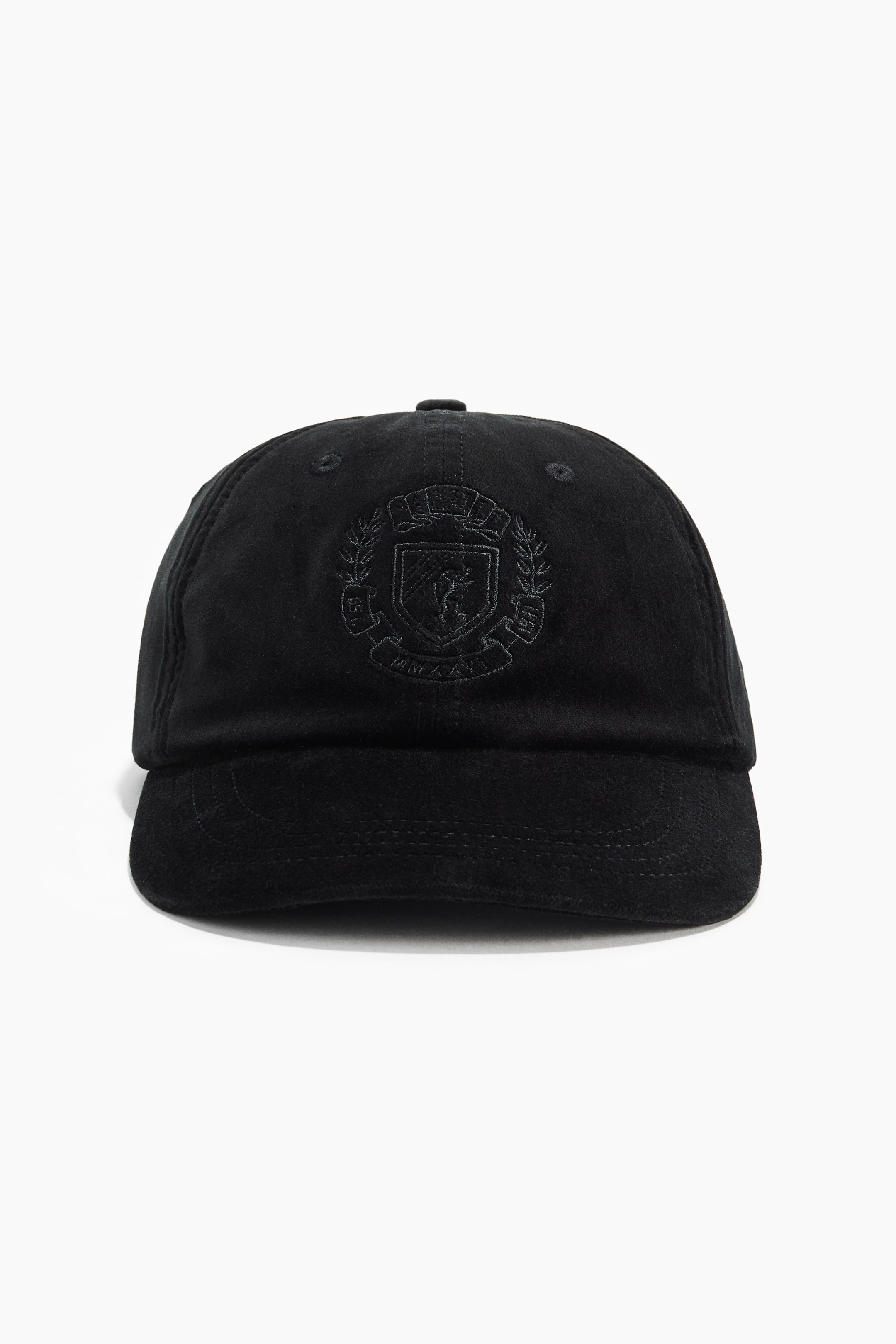 Größeres Bild ansehen: Eine schwarze Twill-Kappe aus Baumwolle wird von vorne gezeigt. Sie verfügt über ein passend gesticktes Wappenmotiv auf der Vorderseite und gestickte Belüftungsösen auf der Krone.