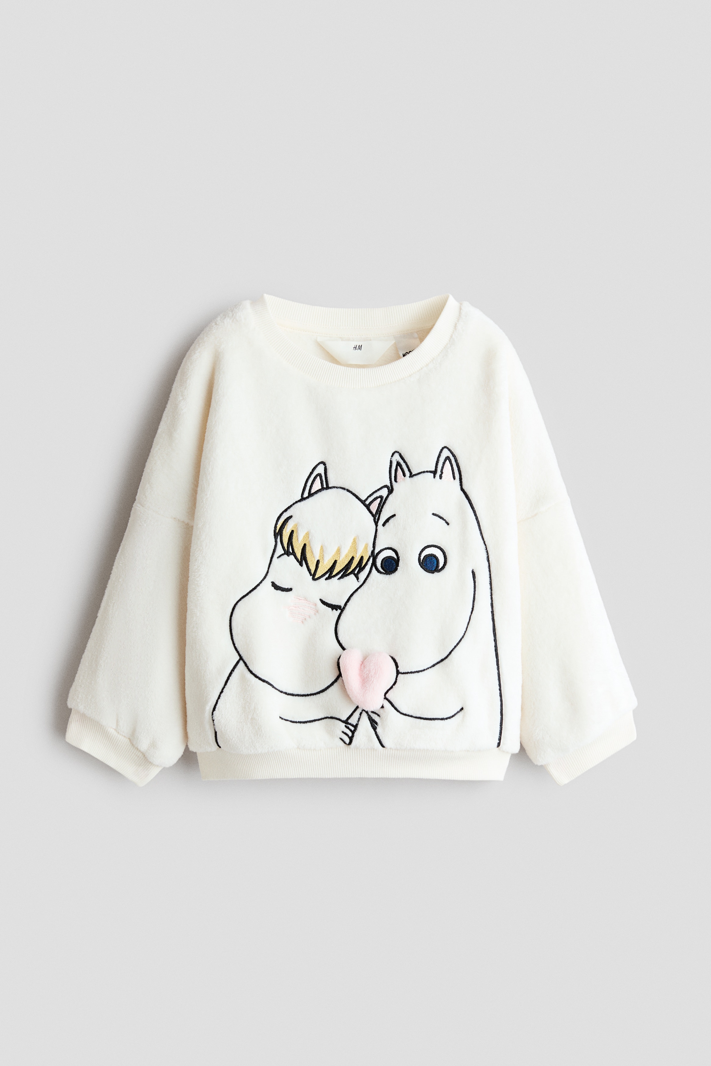ëª¨ë¸ì´ ì¤ííì´í¸ í¬ë£¨ë¥ ì¤ì¨í¸ìì¸ ë¥¼ ì°©ì©íê³  ìì¼ë©°, ì ë©´ìë ë ê°ì ë§í ìºë¦­í°ê° ìì²´ì ì¸ íí¬ íí¸ë¥¼ ë¤ê³  ìë í° ê·¸ëí½ì´ ëë³´ìëë¤. ê¸´ ìë§¤ ì¤ì¨í¸ìì¸ ë ë¸ë£¨ ë°ë ì§ê³¼ í¨ê» ì¤íì¼ë§ëììµëë¤.