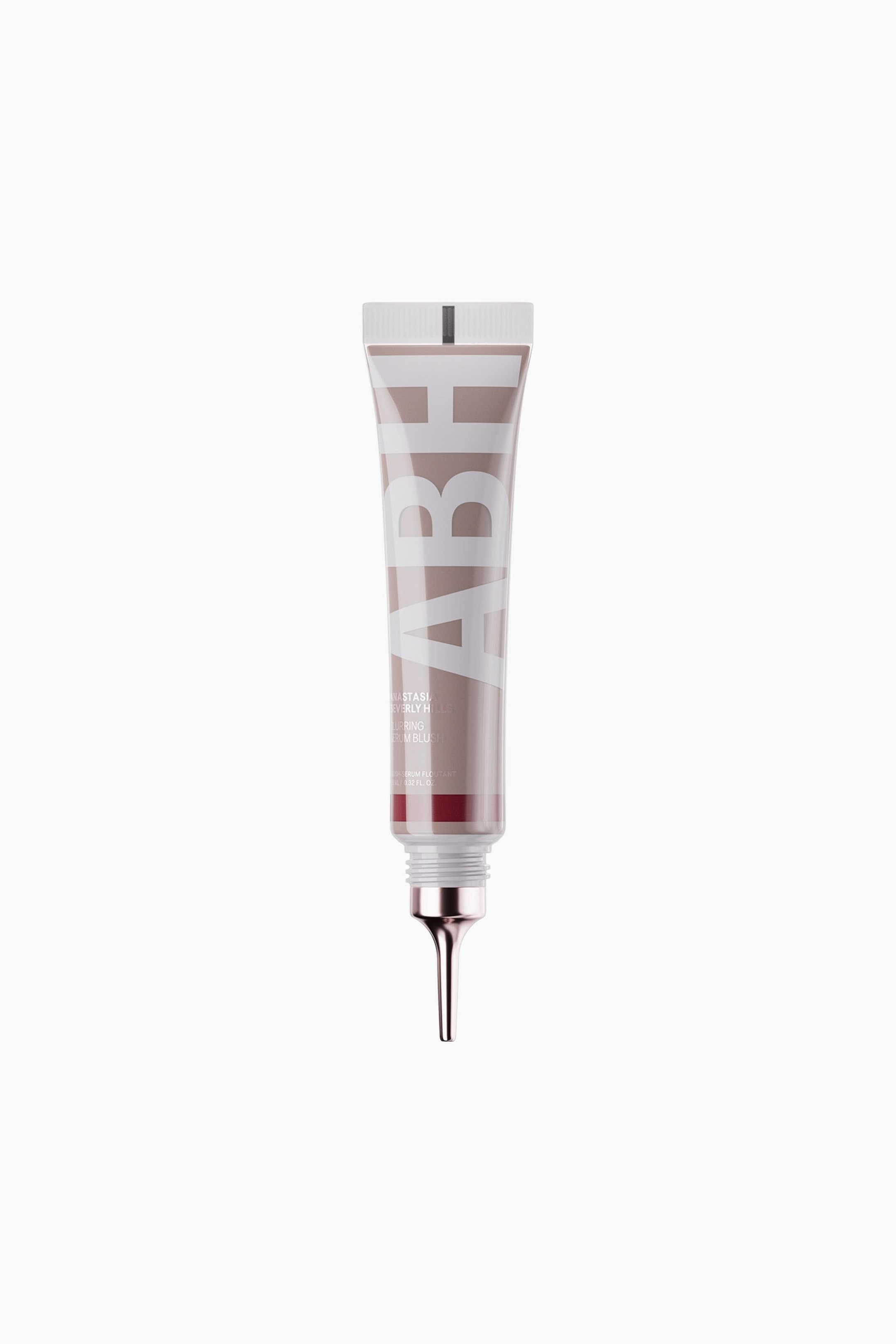 Näytä suurempi kuva: Beige kosmetiikkatuubi, jossa on valkoinen "ABH"-brändäys ja etupuolella teksti "BLURRING SERUM BLUSH". Sen alaosasta ulottuu ruusukultainen, terävä applikaattorikärki, ja tuubin alaosan läpi näkyy tummanpunainen tuote.