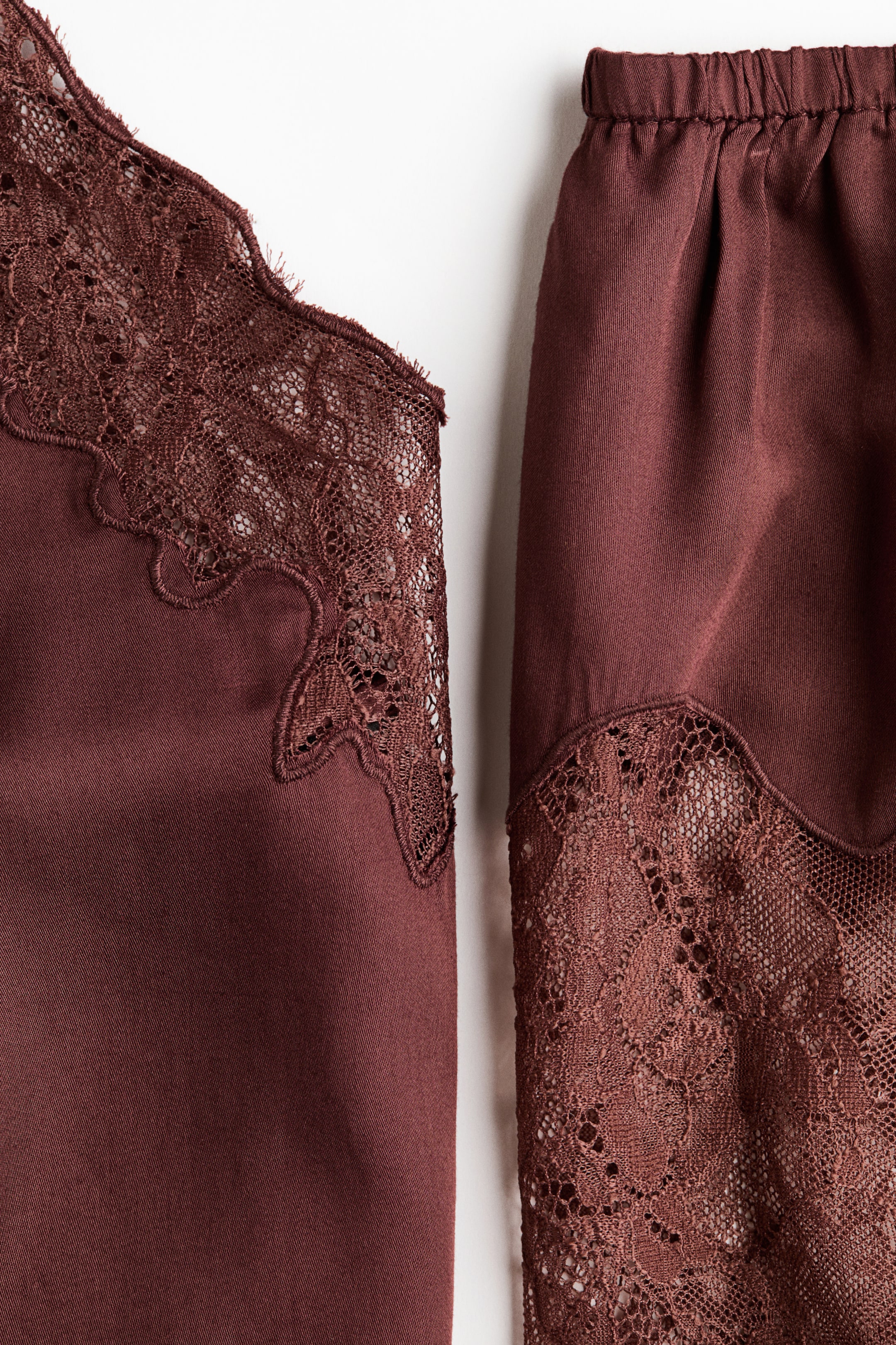 Pyjama en satin avec dentelle