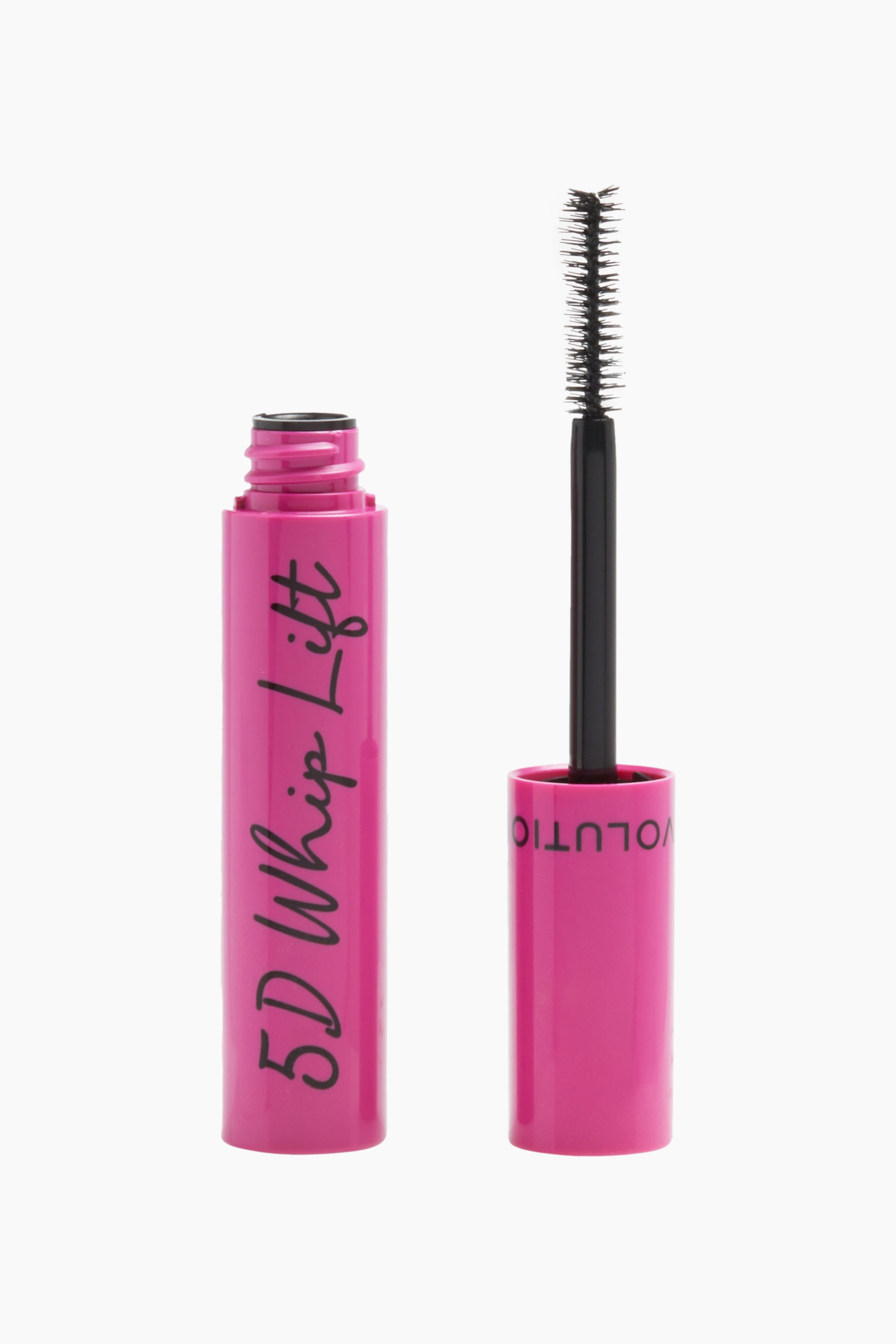 Größeres Bild ansehen: Die 5D Whip Lift Mascara steht aufrecht und präsentiert eine offene, leuchtend pinke zylindrische Tube mit vertikalem schwarzen Schriftzug „5D Whip Lift“ auf der linken Seite. Daneben stützt der passende pinke Deckel den aufrechtstehenden schwarzen Applikatorstab, an dessen Spitze eine dichte, konisch zulaufende Bürste zu sehen ist.