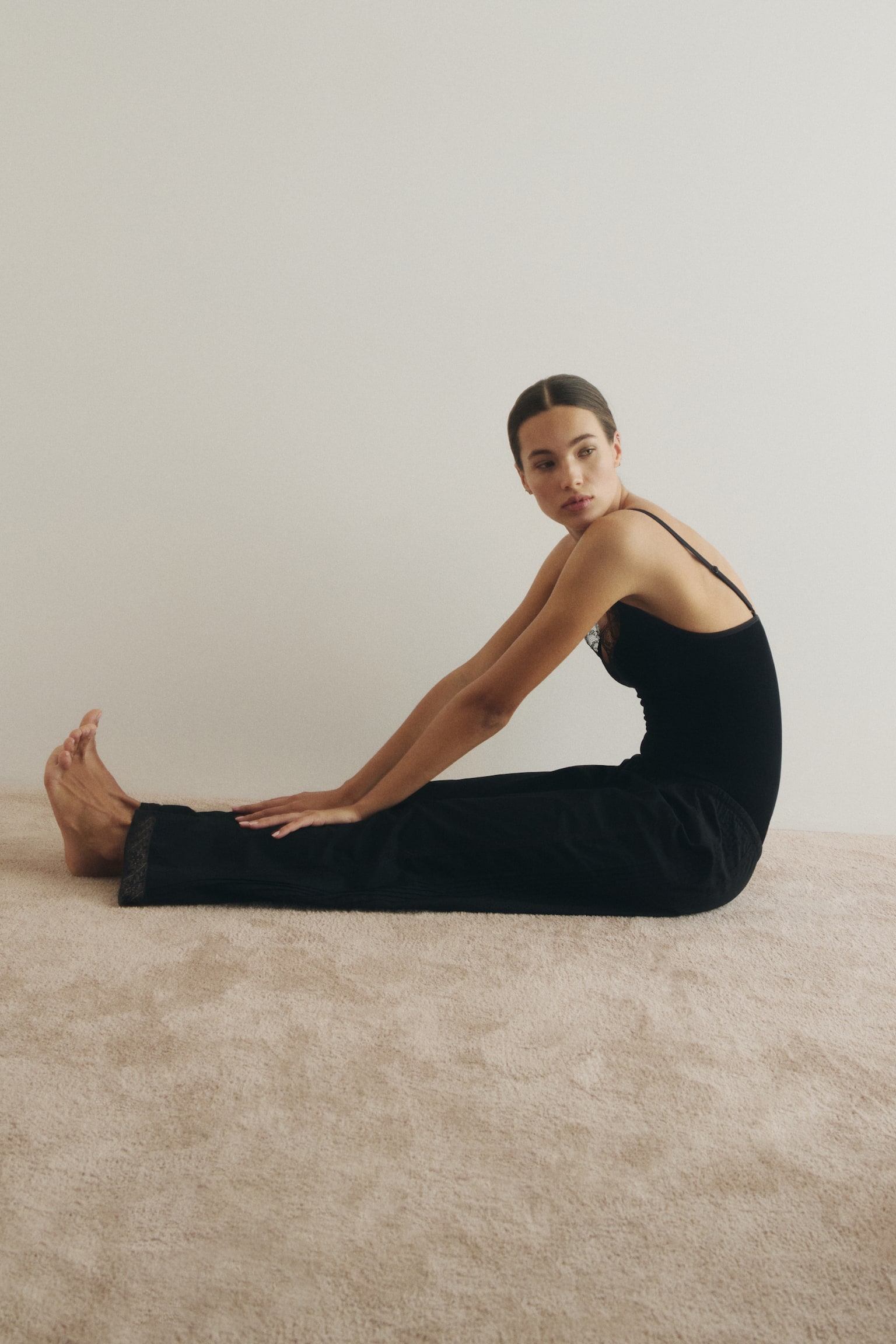 מכנסיים עם שרוך קשירה וסיומת תחרה - שחור/ורוד פודרה - 6