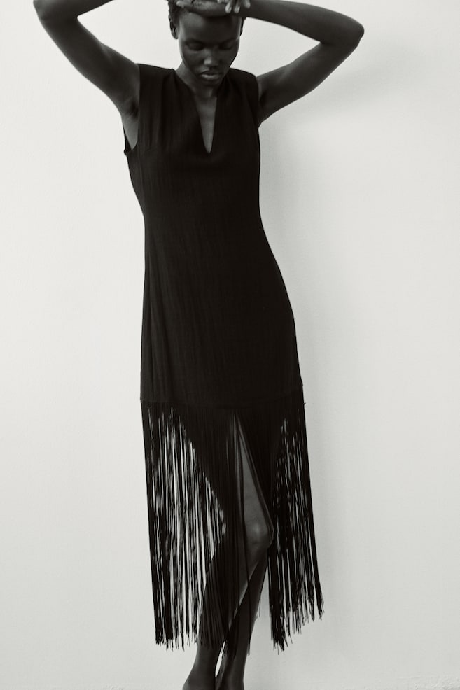 Vestido con flecos y hombreras - Negro - 3