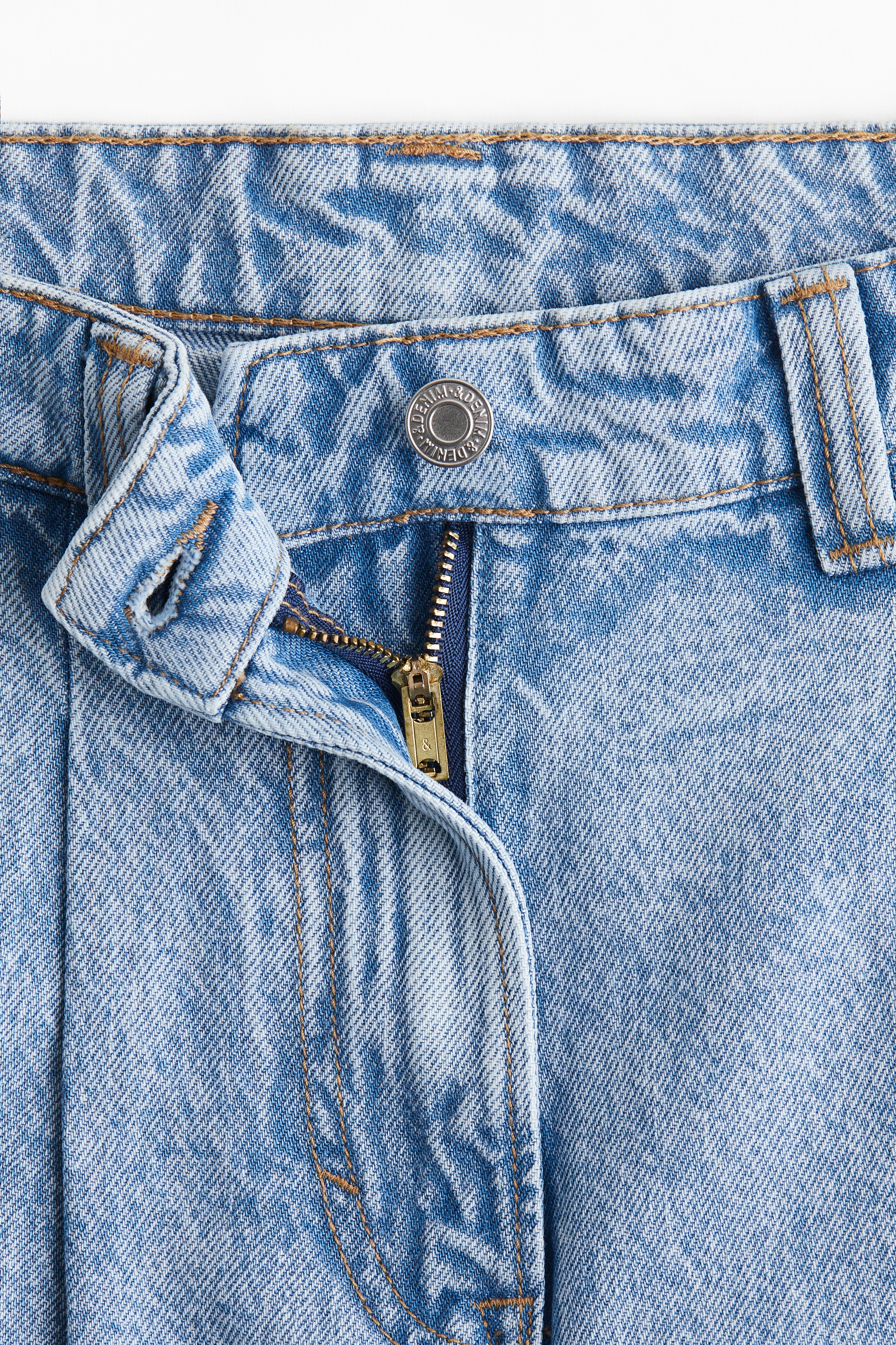 Pleated denim shorts