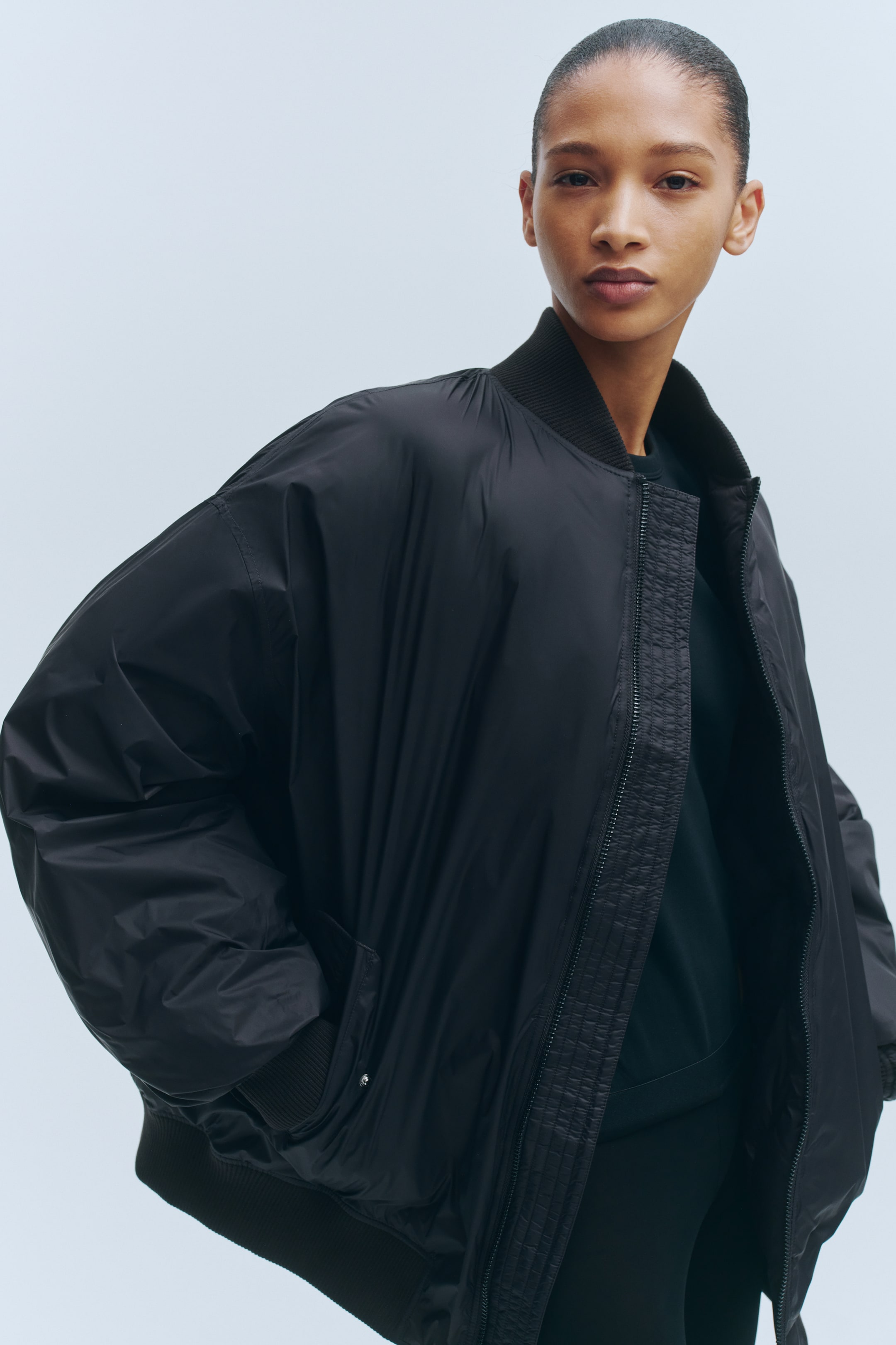 Женские куртки H&M Oversized Down Bomber Jacket — фото 3